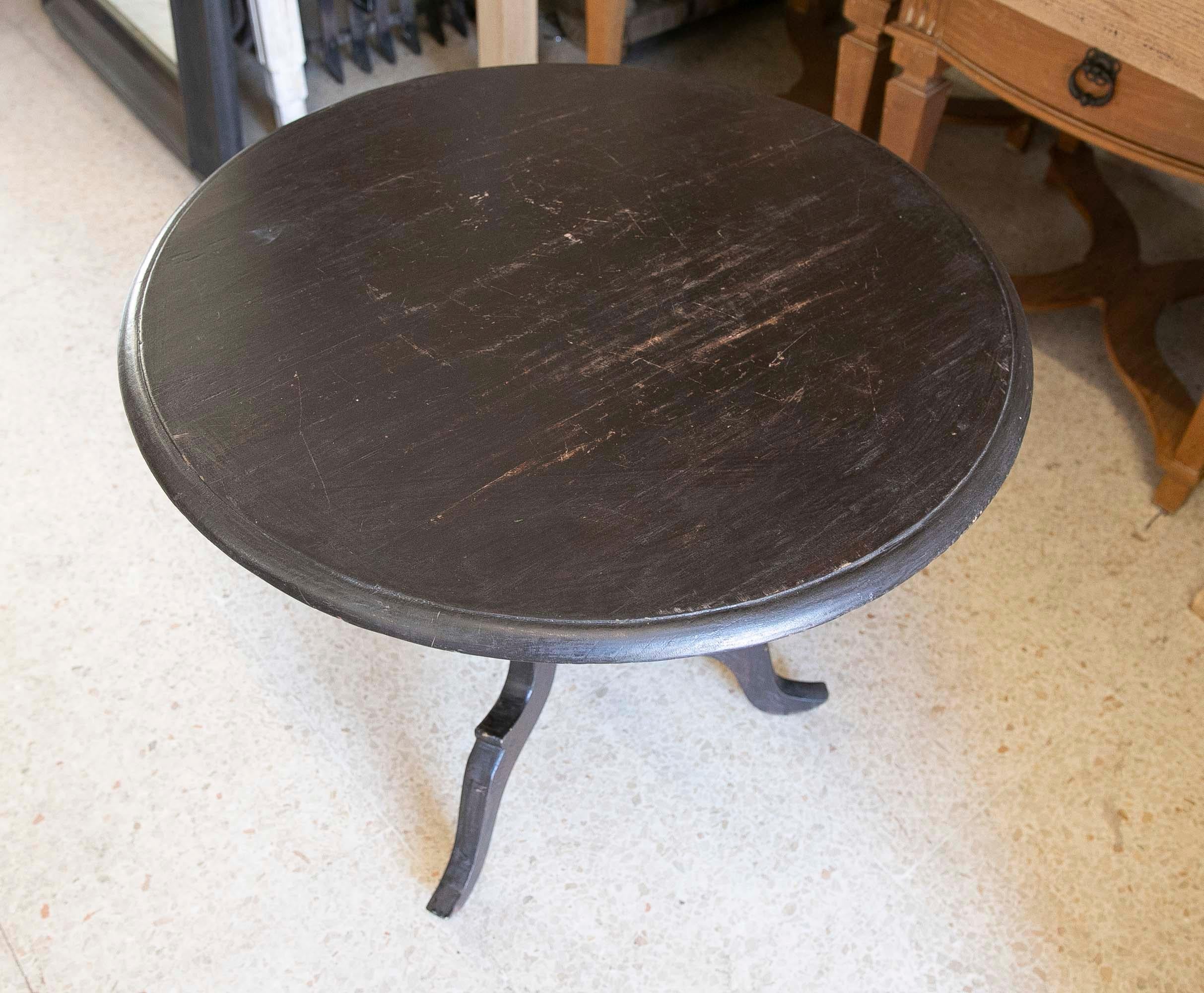 Bois Table d'appoint ronde en bois avec pied au milieu  en vente