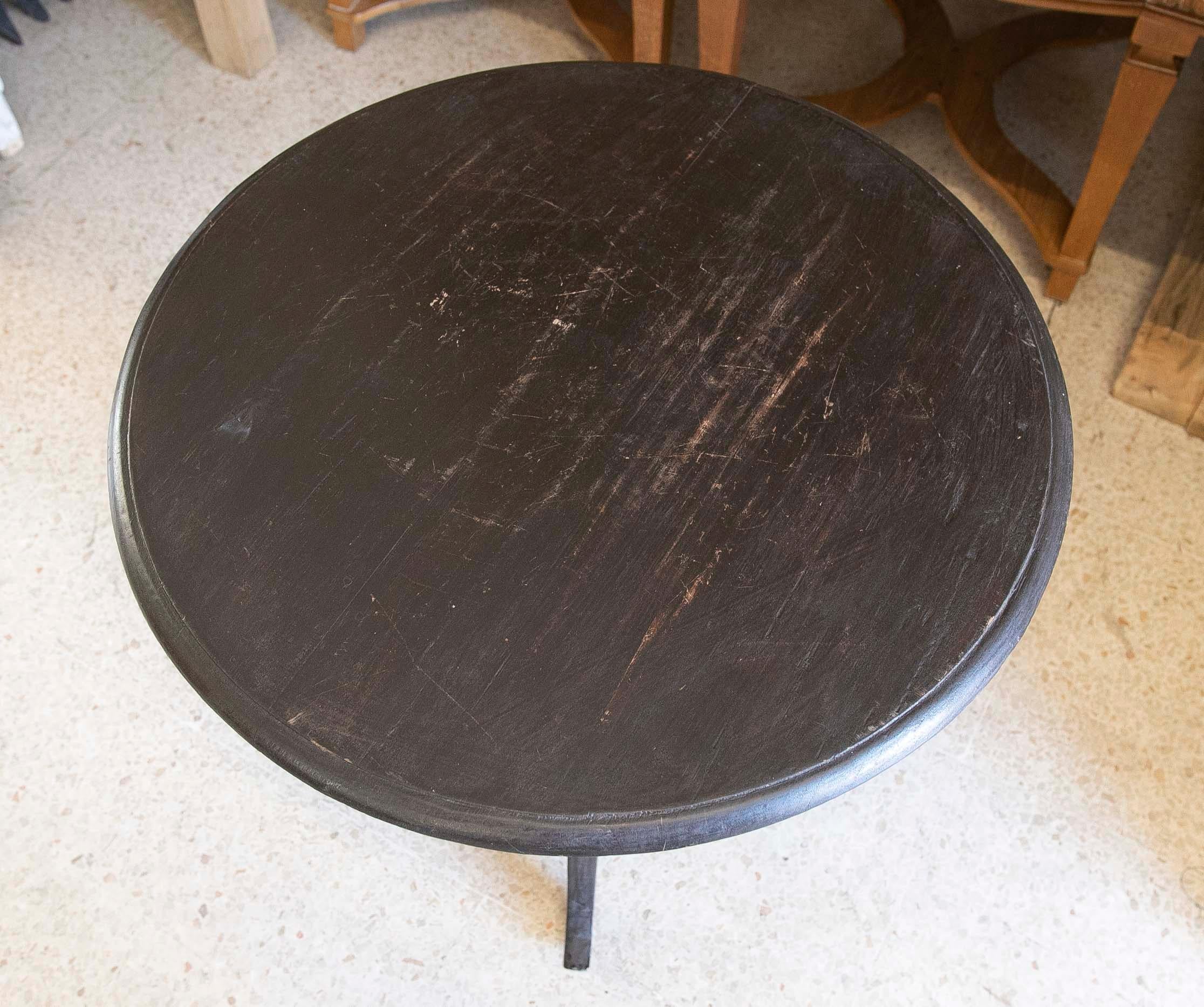Round Wooden Side Table with Leg in the Middle  For Sale 2