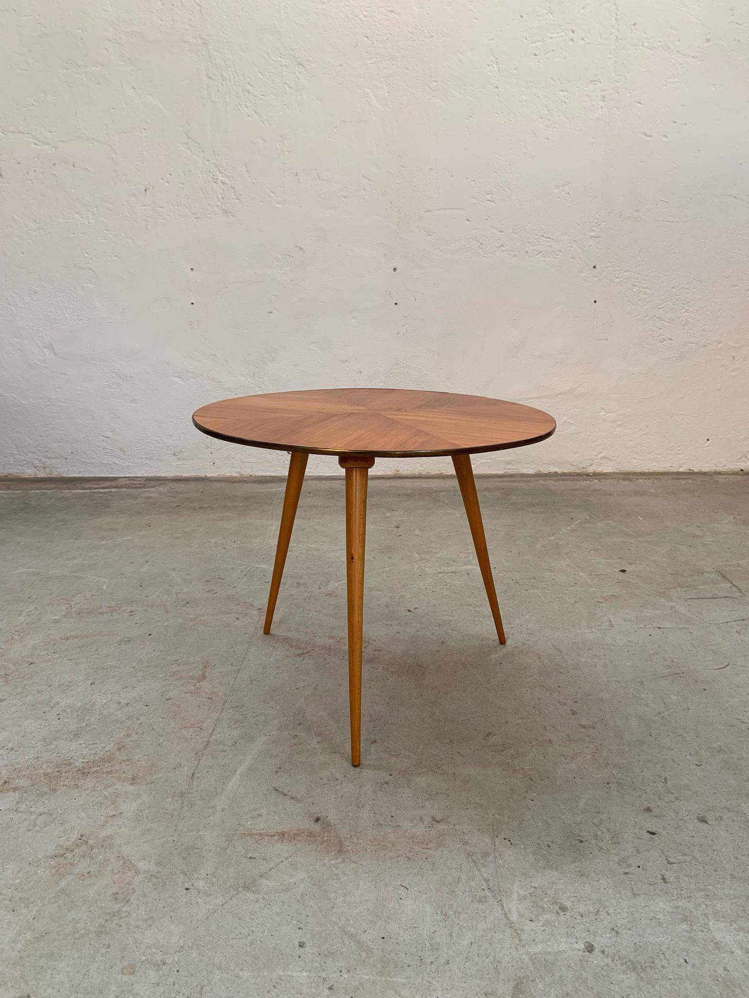 Round wooden table with brass top edge and three legs, itlay, 1950s

beautiful round wooden table with brass edge and three slightly flared legs in fifties style.

measurements: diameter 60, h49 cm 

