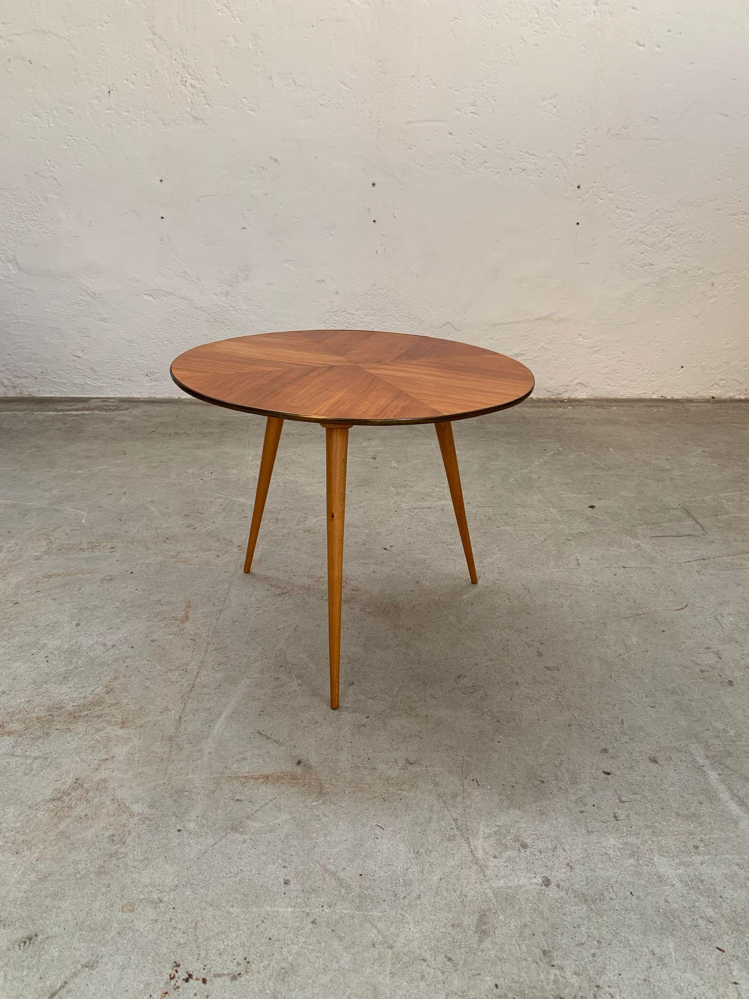 Mid-Century Modern Round wooden table with brass top edge and three legs, itlay, 1950s For Sale