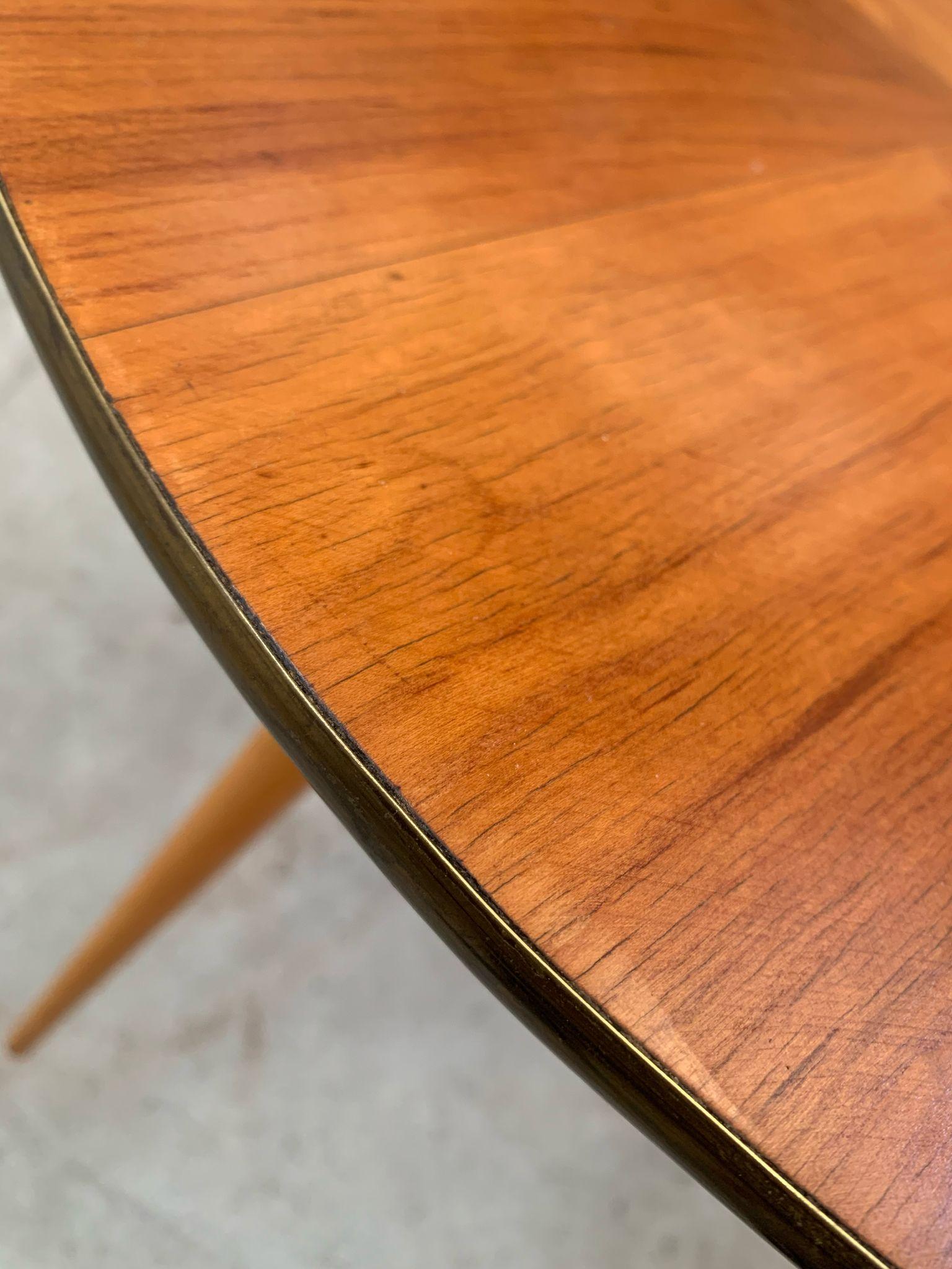 Round wooden table with brass top edge and three legs, itlay, 1950s In Good Condition For Sale In Milano, IT