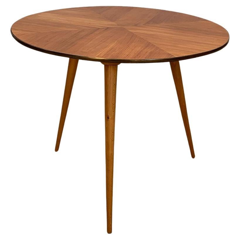 Table ronde en bois avec plateau en laiton et trois pieds, Italie, années 1950
