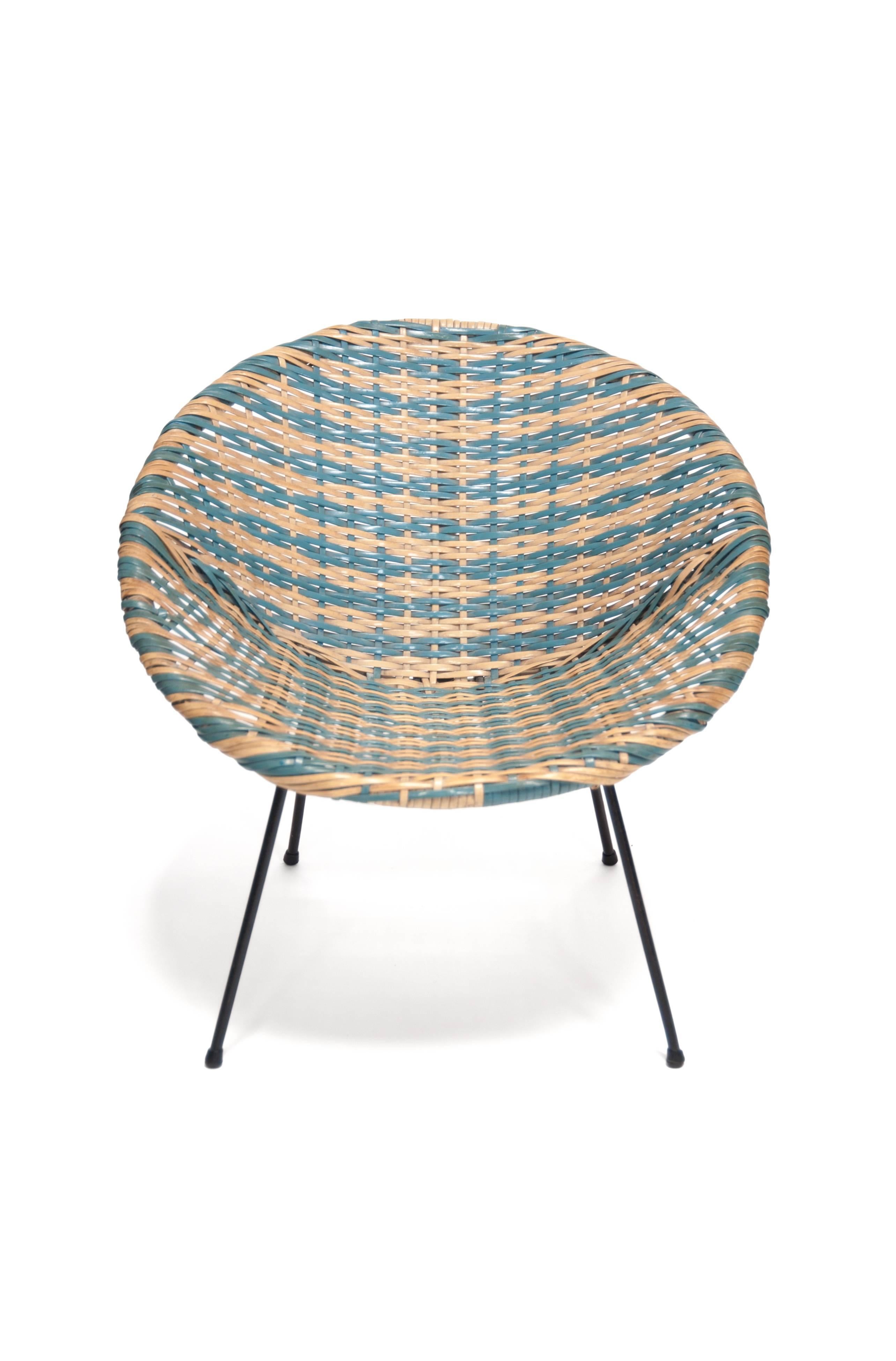 Round woven child chair, designer unknown, USA, 1960s

Round woven child chair
Designer unknown, USA, 1960s
Woven plastic, iron
Measures: H 18 in, W 19 in, D 19 in (seat H 10.25 in).