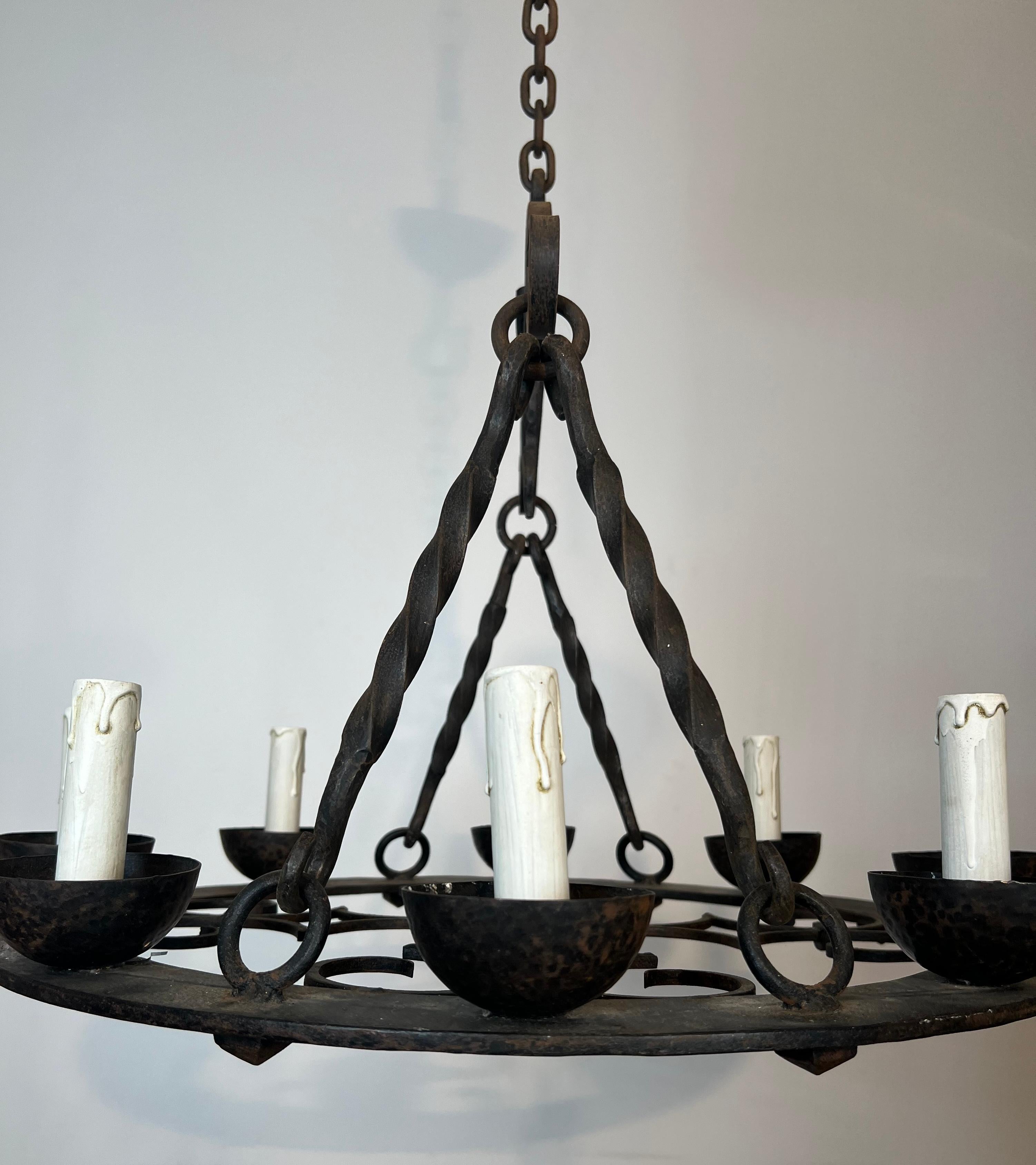 Lampadario rotondo in ferro battuto a 8 luci in stile gotico in vendita 7