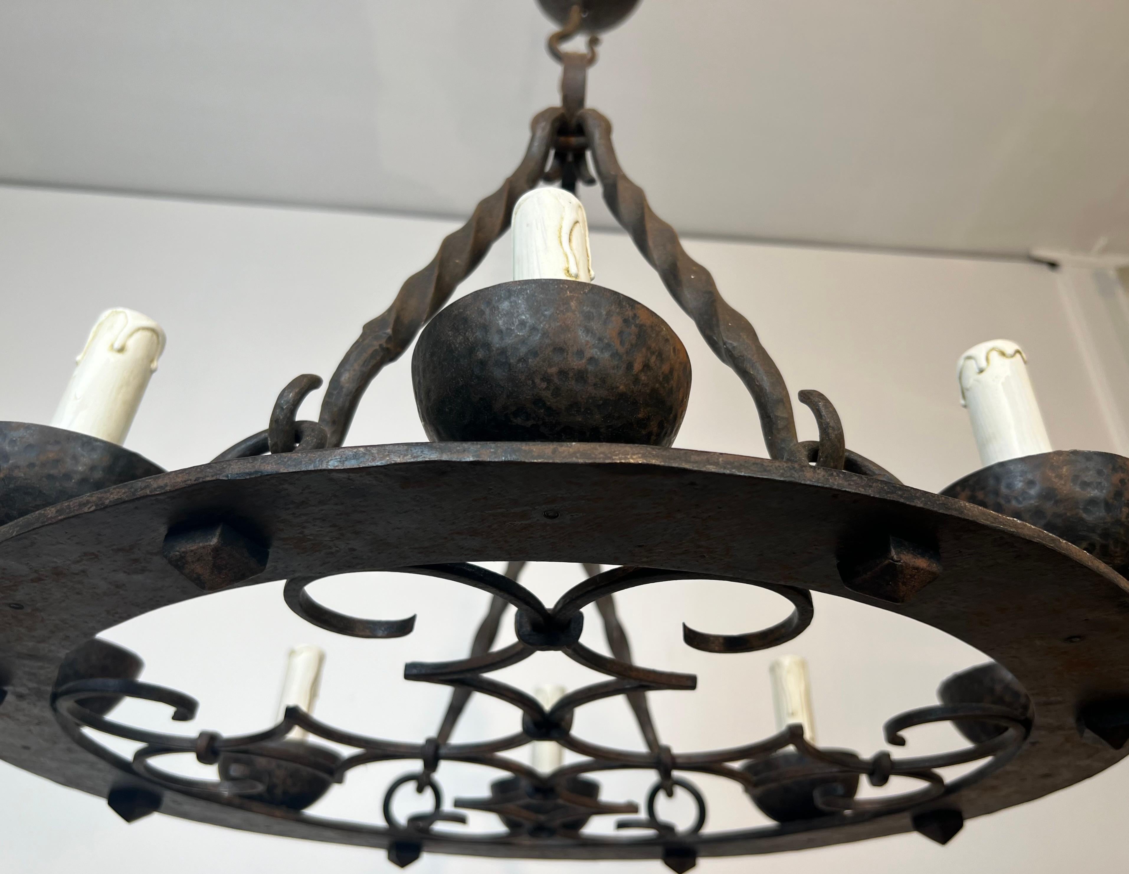 Lampadario rotondo in ferro battuto a 8 luci in stile gotico in vendita 9