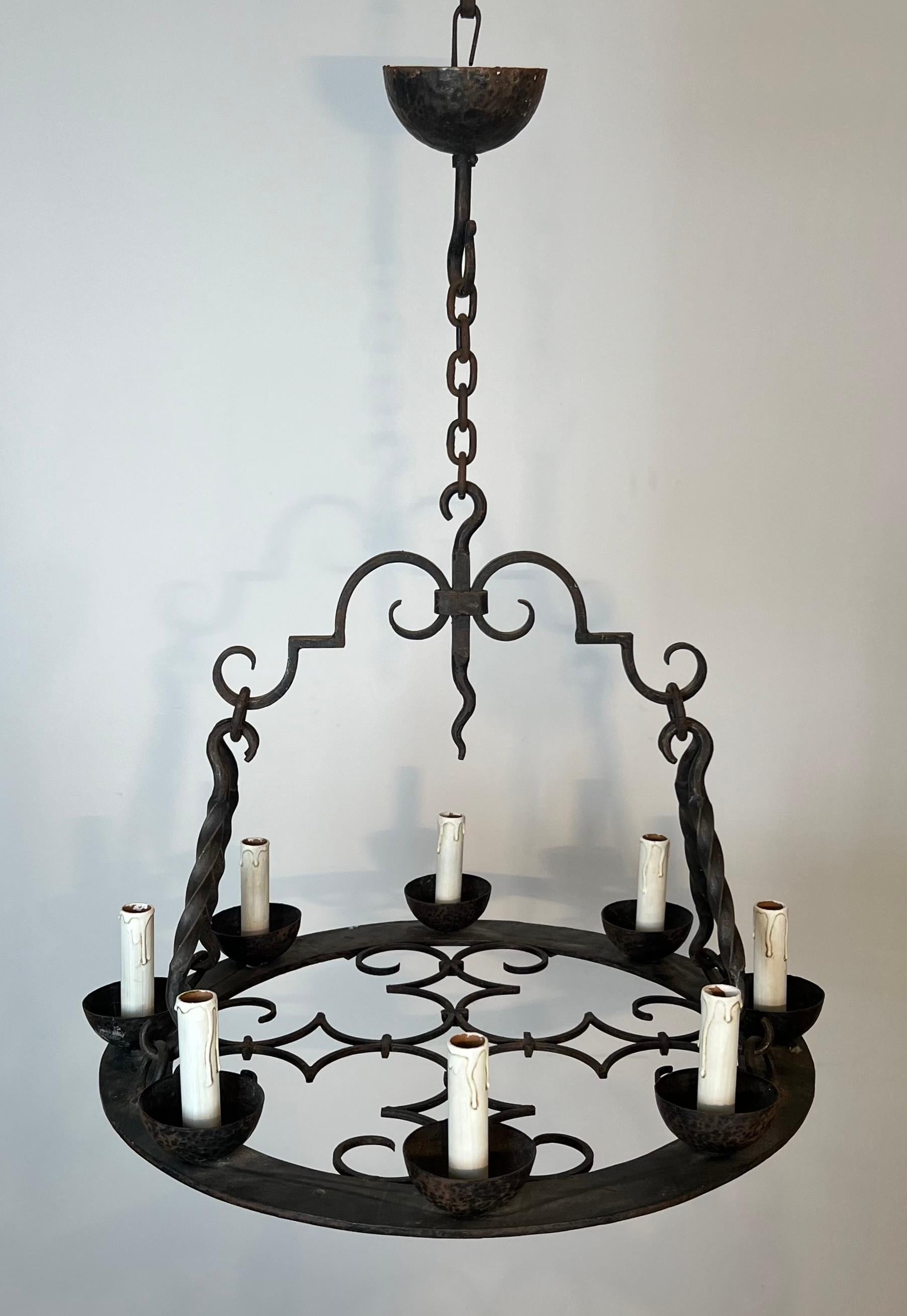 Lampadario rotondo in ferro battuto a 8 luci in stile gotico in vendita 11