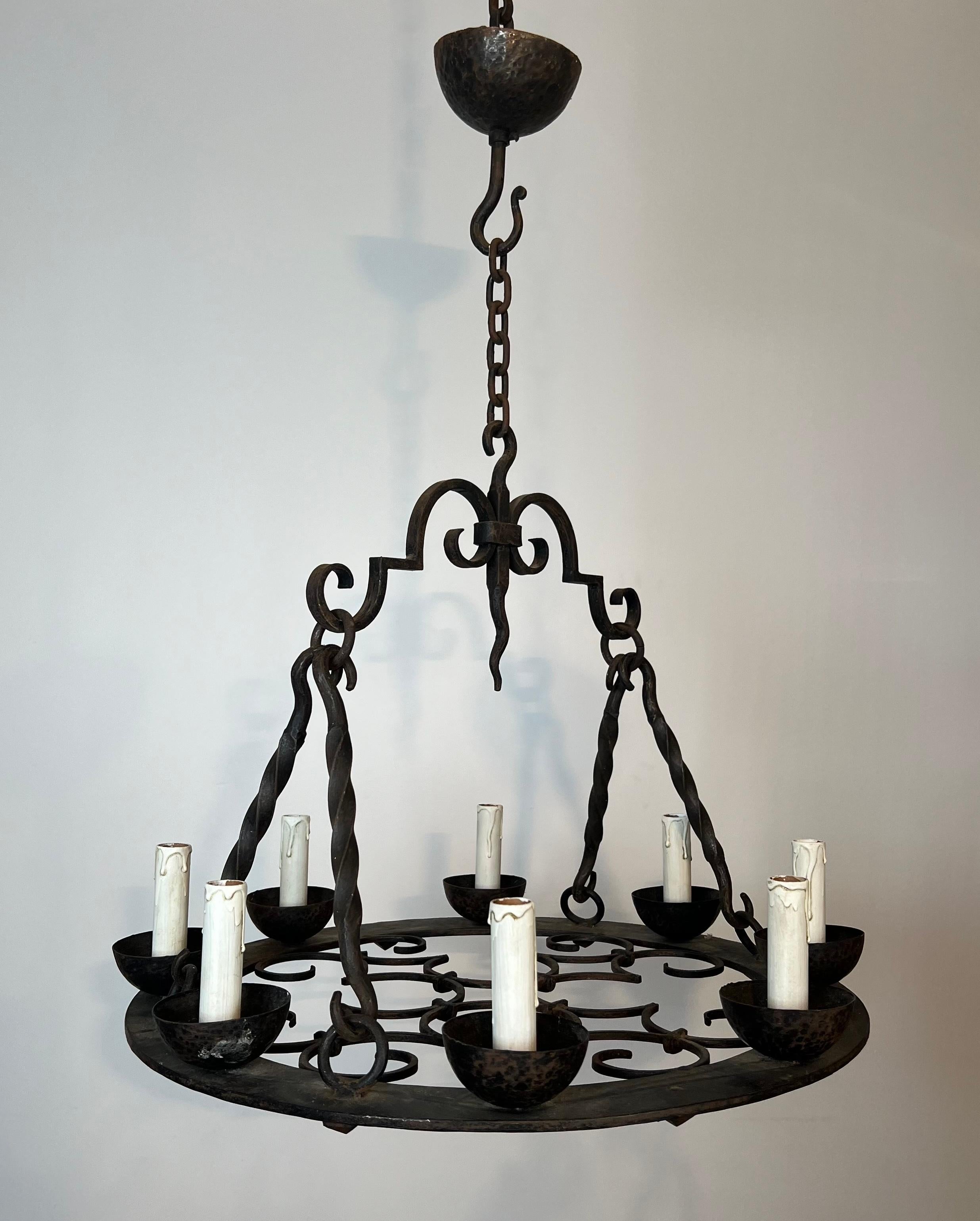 Lampadario rotondo in ferro battuto a 8 luci in stile gotico in vendita 12