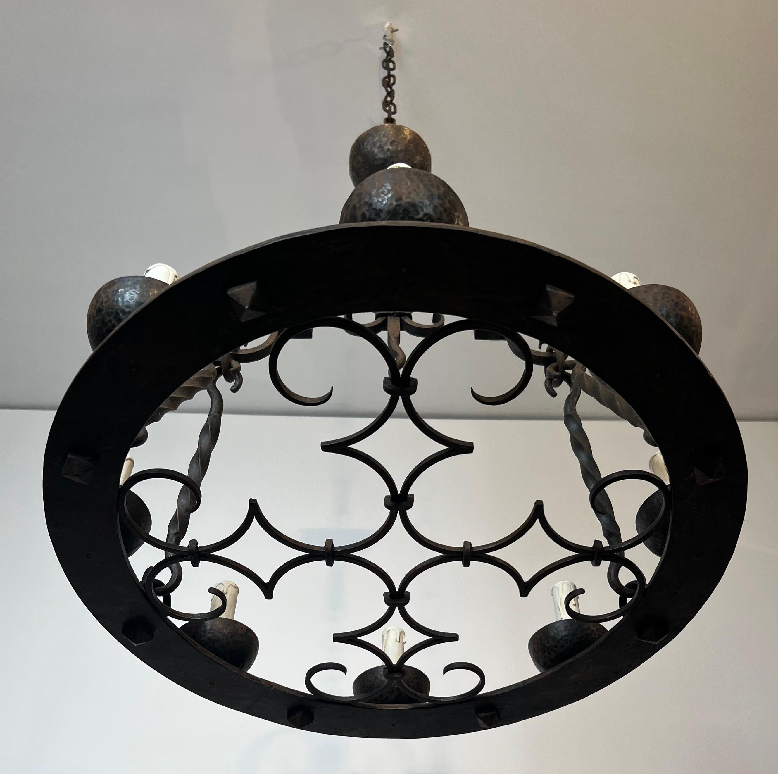 Lampadario rotondo in ferro battuto a 8 luci in stile gotico In condizioni buone in vendita a Marcq-en-Barœul, Hauts-de-France