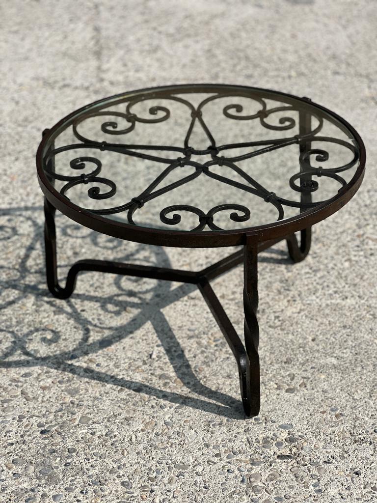 Round wrought-iron coffee table, French work 1940 with rose decoration. Good condition, no cracks on the top. 
Dimensions : 
height 40 cm 
Diameter: 62 cm 