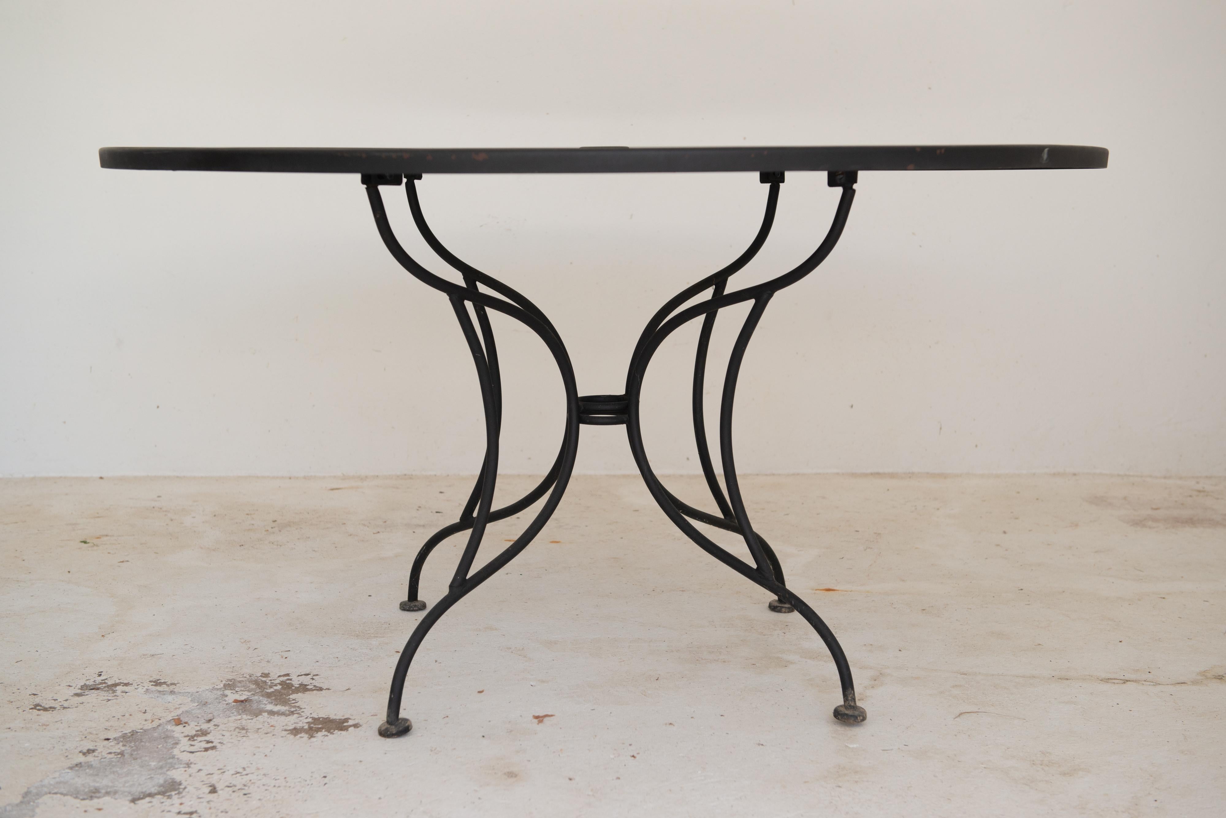 Round Wrought Iron Dining Table by Woodard In Good Condition For Sale In Stamford, CT