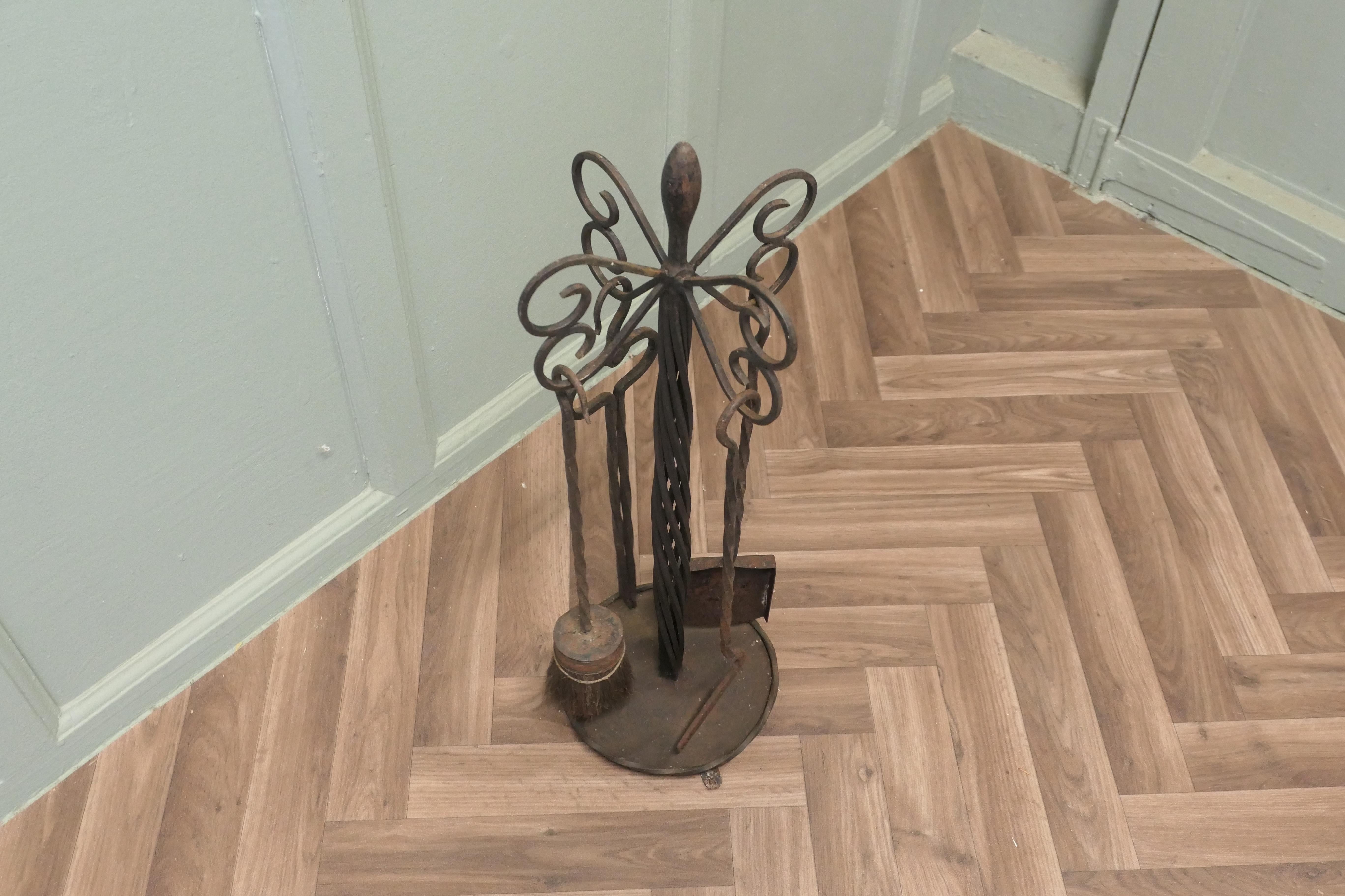Round Wrought Iron Fireside Companion Tool Set In Good Condition For Sale In Godshill, Isle of Wight