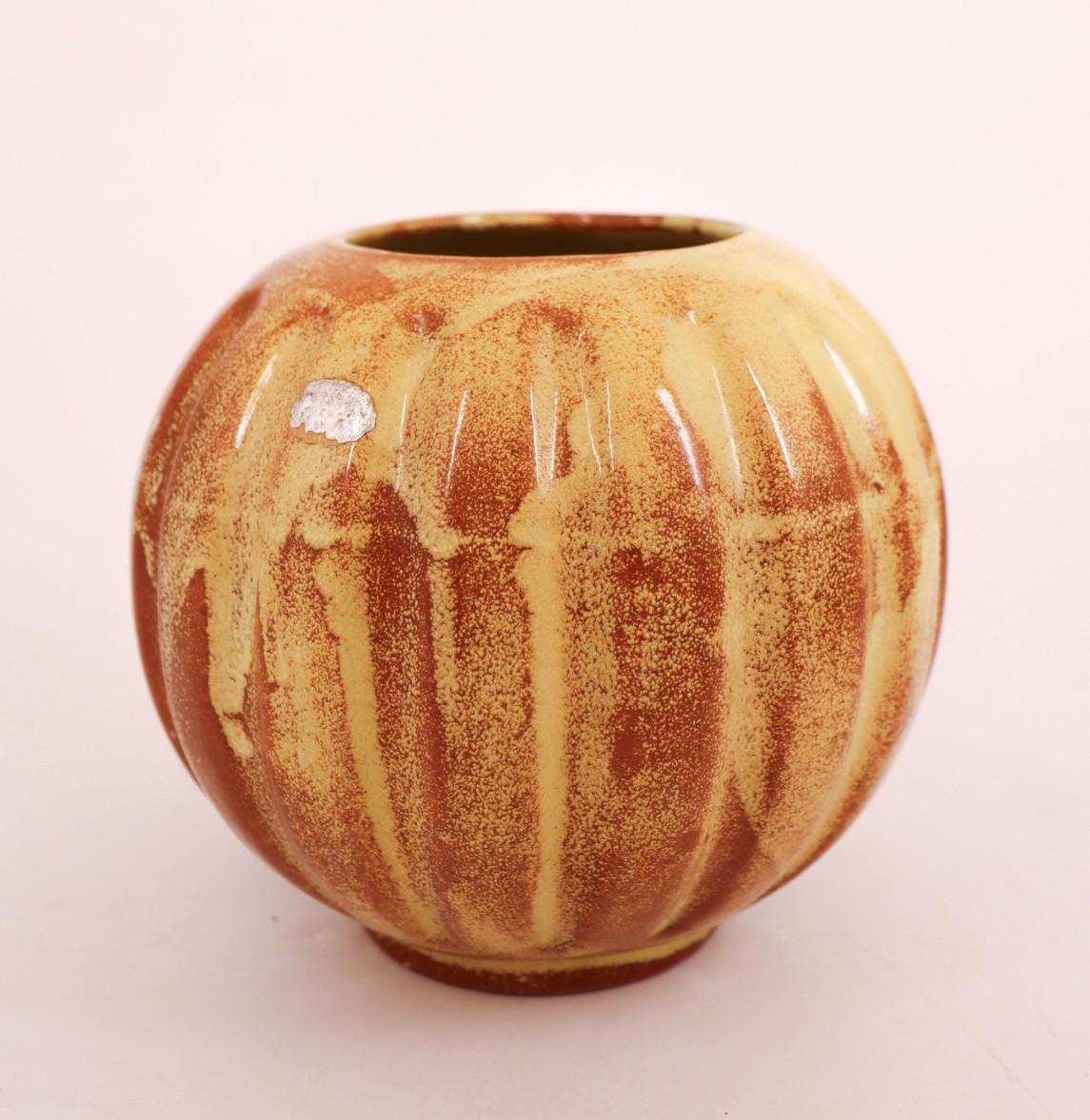 Vase rond en céramique jaune et marron, Upsala Ekeby Futurum 1934-42 Excellent état - En vente à Stockholm, SE