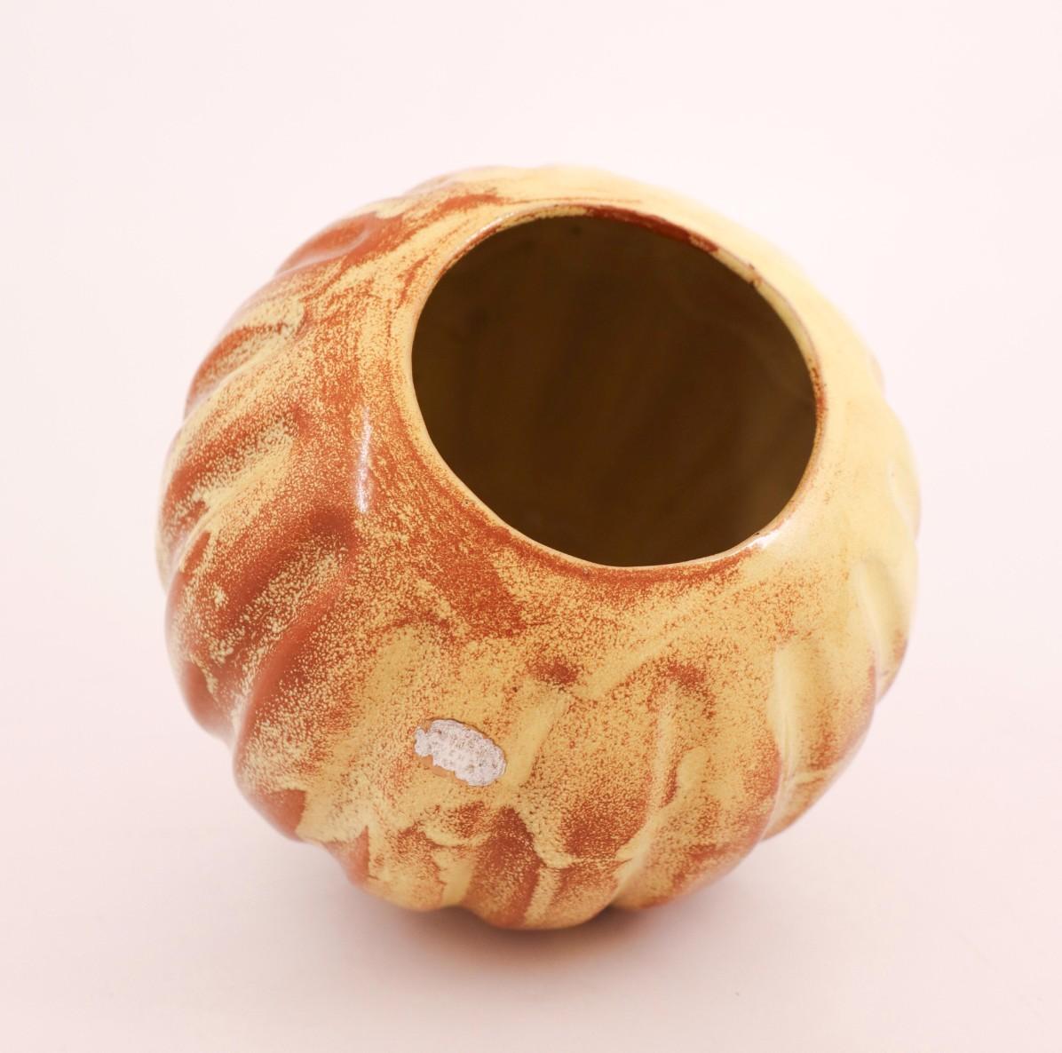 Milieu du XXe siècle Vase rond en céramique jaune et marron, Upsala Ekeby Futurum 1934-42 en vente