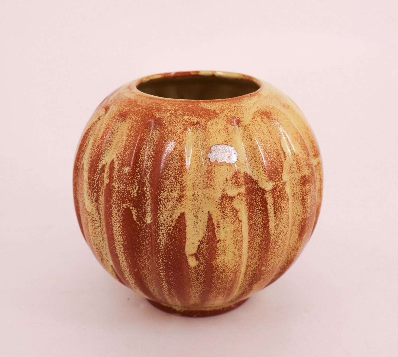 Céramique Vase rond en céramique jaune et marron, Upsala Ekeby Futurum 1934-42 en vente