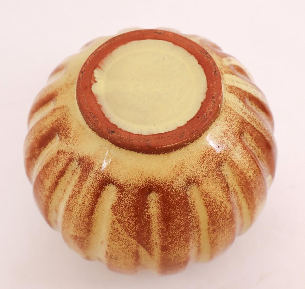 Vase rond en céramique jaune et marron, Upsala Ekeby Futurum 1934-42 en vente 1