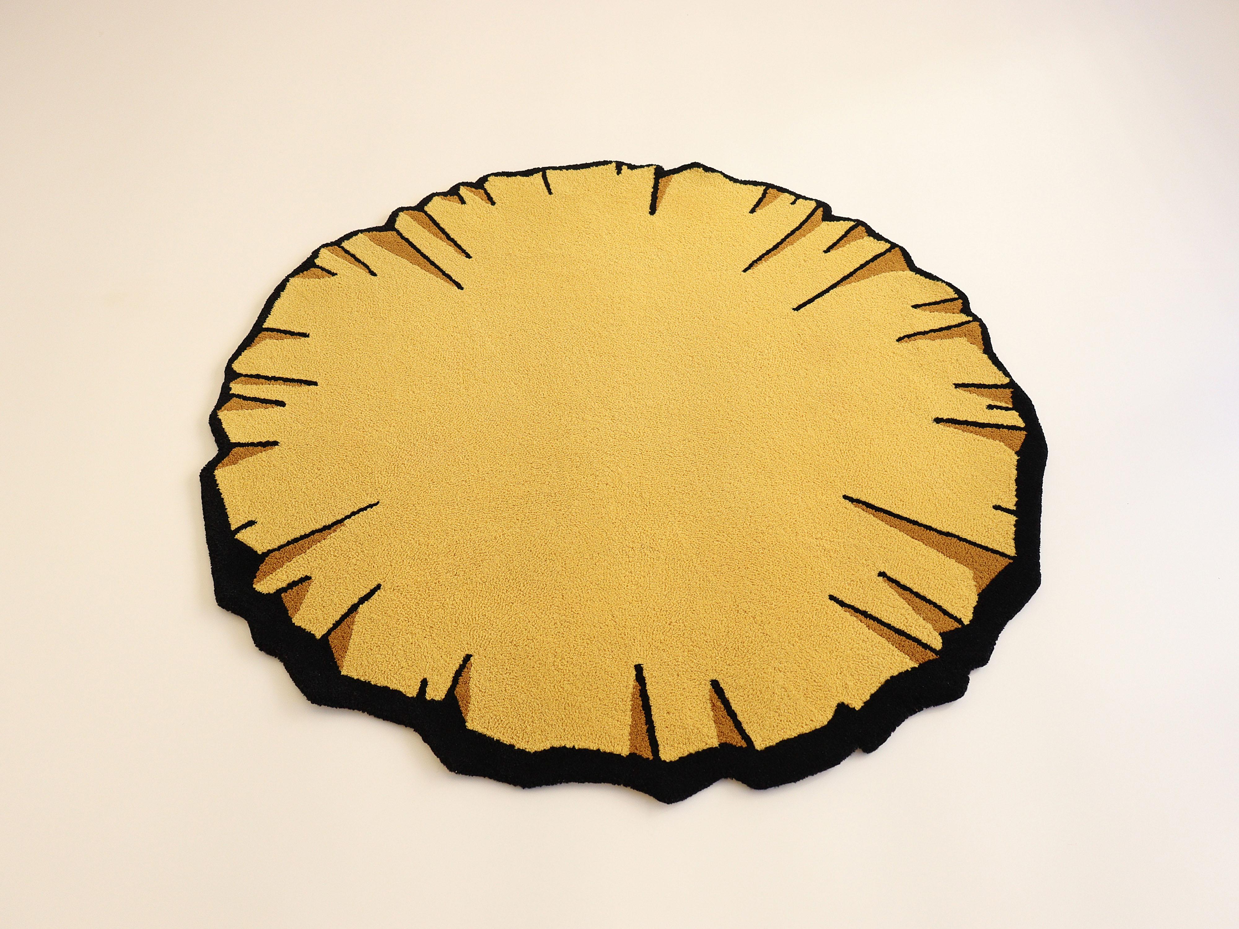 Runder gelber gekrümmter Teppich aus der Graffiti-Kollektion von Paulo Kobylka (Maschinell gefertigt) im Angebot