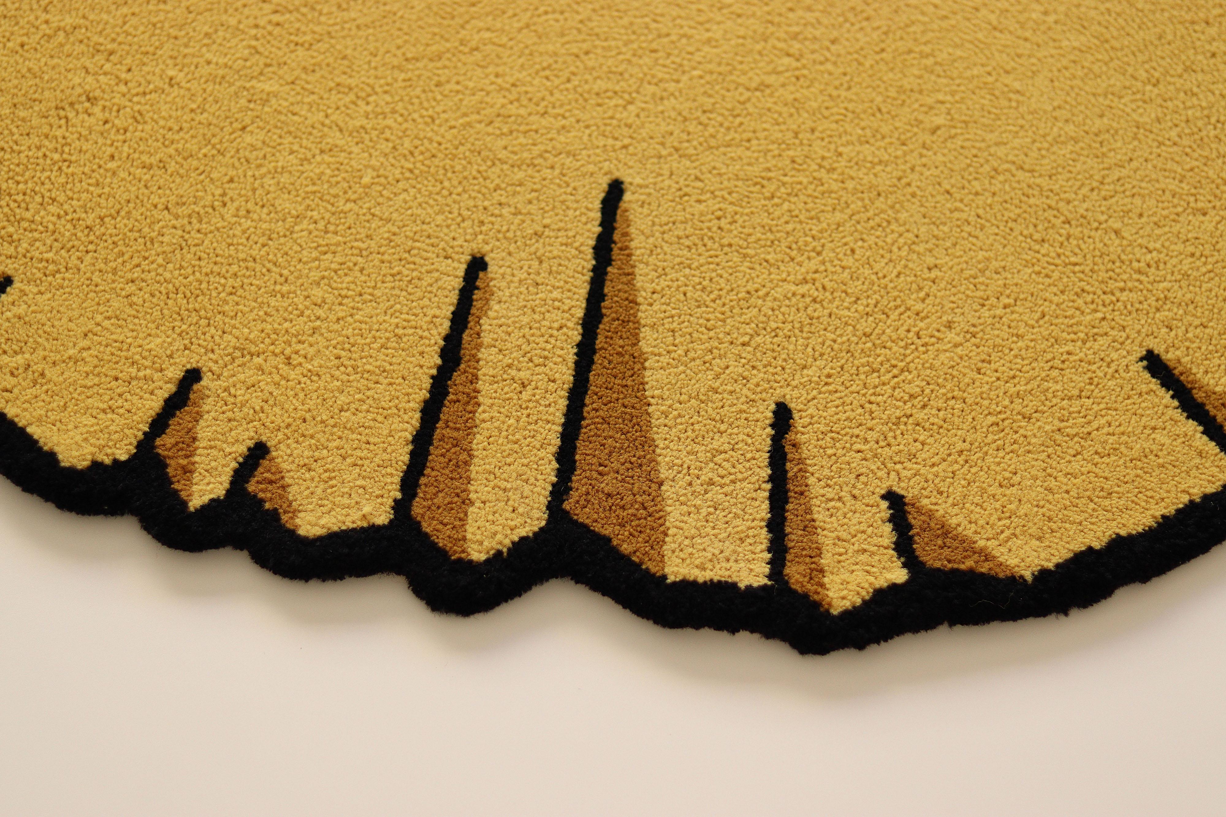 Runder gelber gekrümmter Teppich aus der Graffiti-Kollektion von Paulo Kobylka im Angebot 1