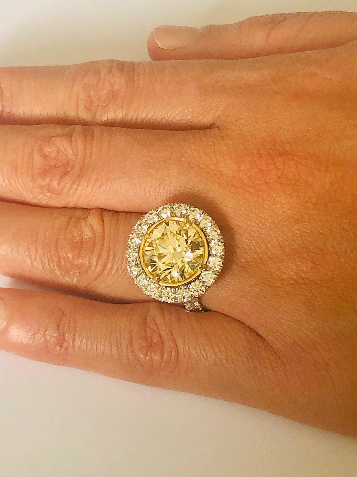 Round Yellow Diamond Ring 4.01 Carat, Set in Platinum/18 Karat Yellow Gold 1