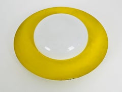 Monture encastrée ronde en métal jaune et verre opalin du milieu du siècle dernier par Kaiser, années 1960
