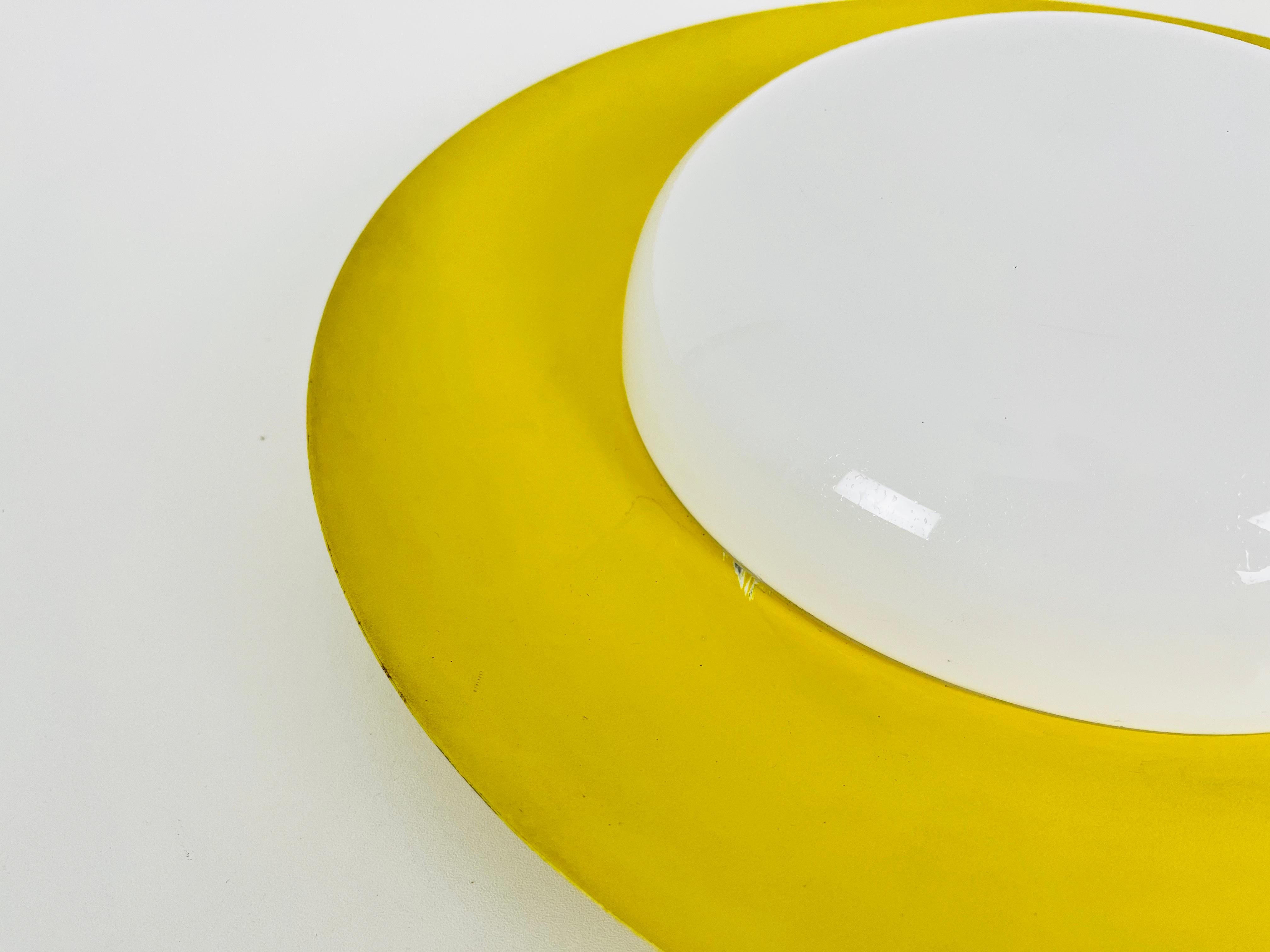 Runder gelber Einbaubeleuchtung aus Metall und Opalglas aus der Mitte des Jahrhunderts von Kaiser, 1960er Jahre (Moderne der Mitte des Jahrhunderts) im Angebot