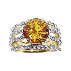 Zaffiro giallo rotondo con diamante incastonato in oro 18 carati