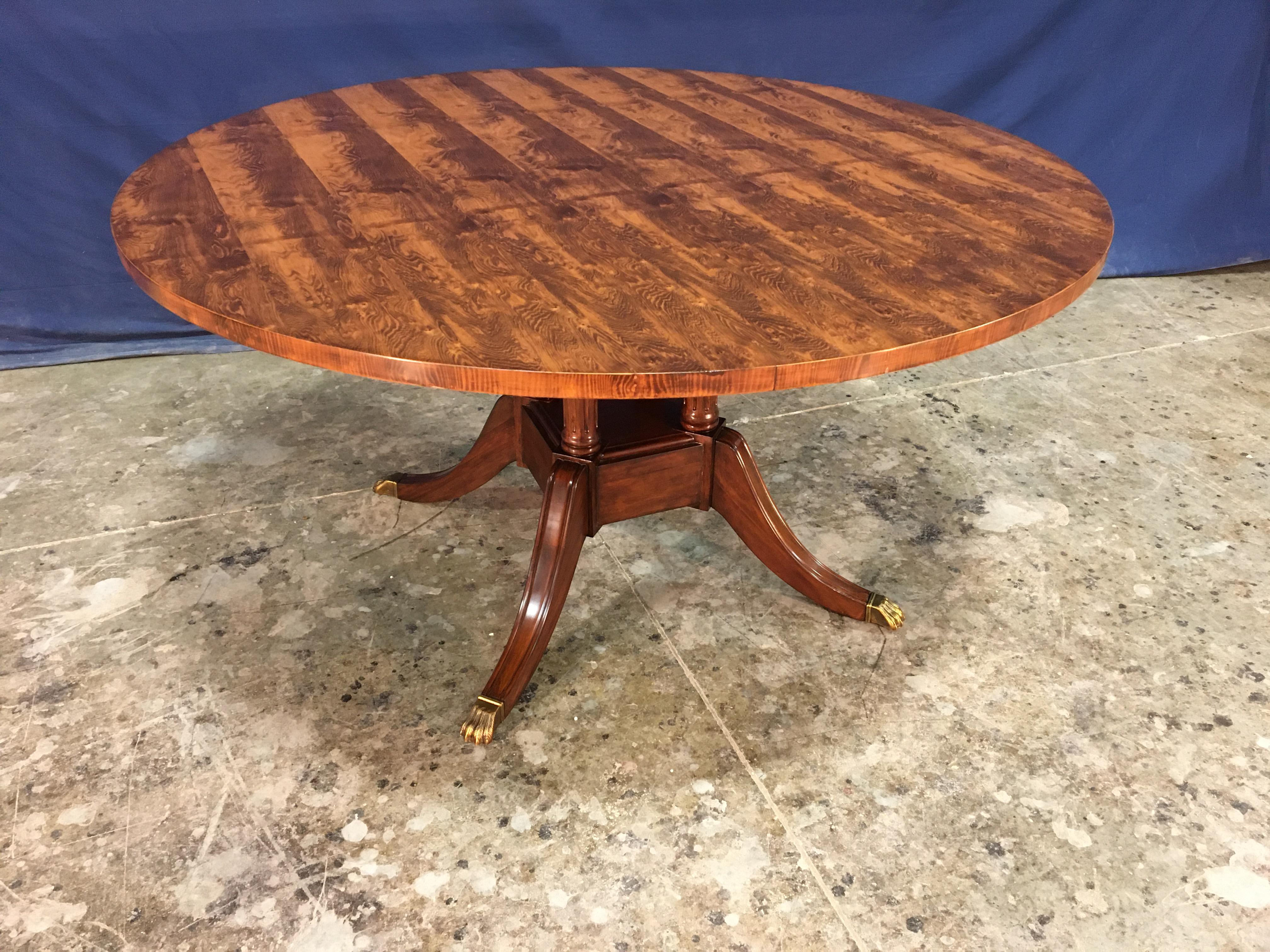 Américain Table à manger ronde à piédestal en bois d'if de style géorgien par Leighton Hall en vente