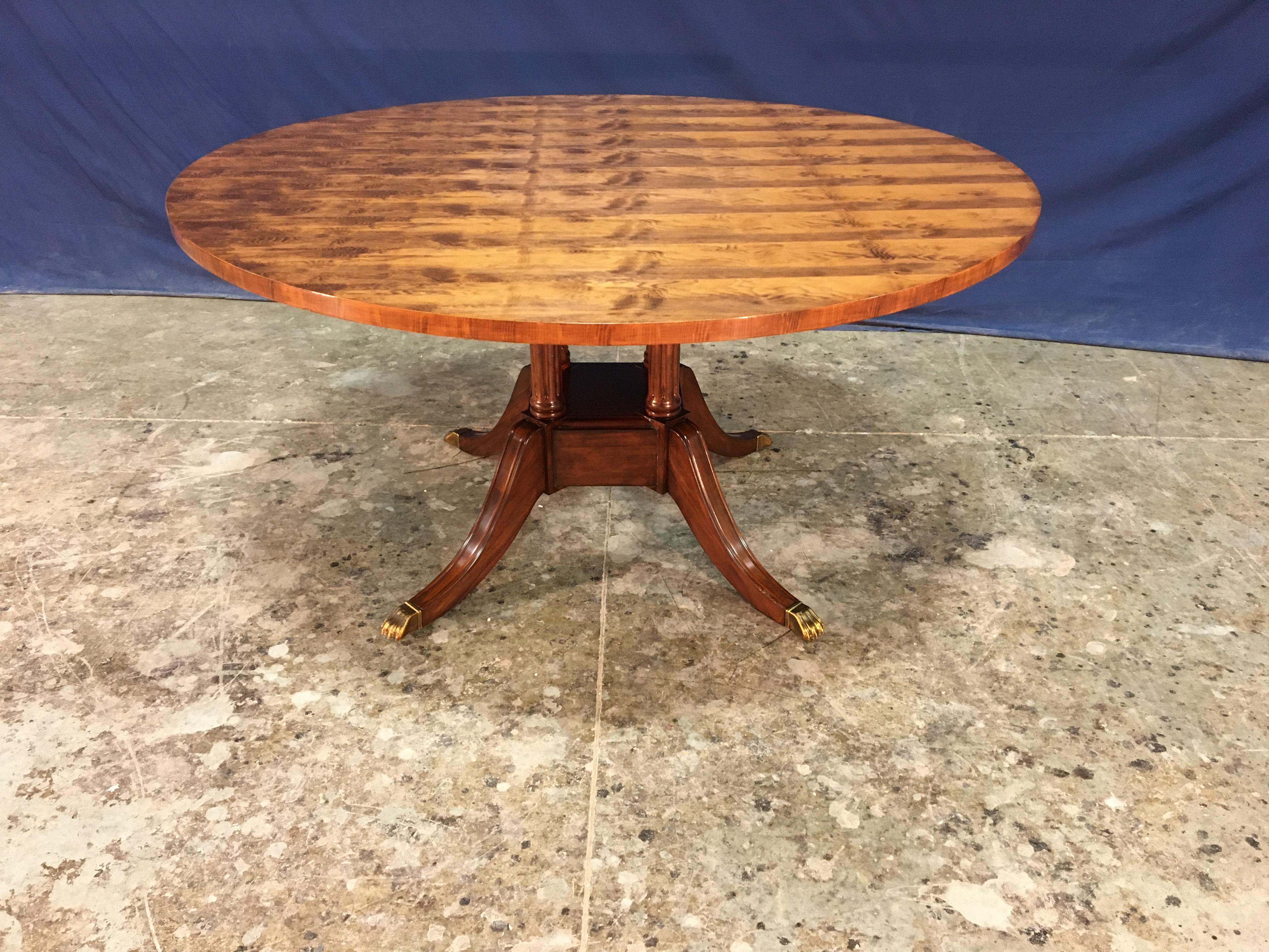 Table à manger ronde à piédestal en bois d'if de style géorgien par Leighton Hall Neuf - En vente à Suwanee, GA