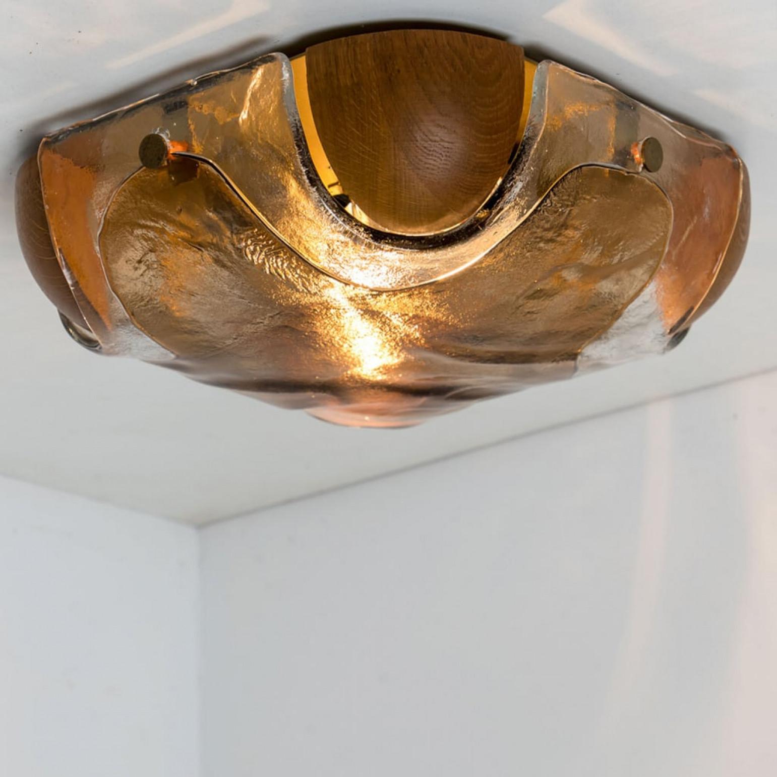 Luminaria de alta calidad con una hermosa mezcla de madera y cristal. Fabricada por Kaiser en Mid Century, hacia los años sesenta.

Este aplique tiene luces de cristal hechas a mano y diseños de color ámbar. Los laterales refractan la luz