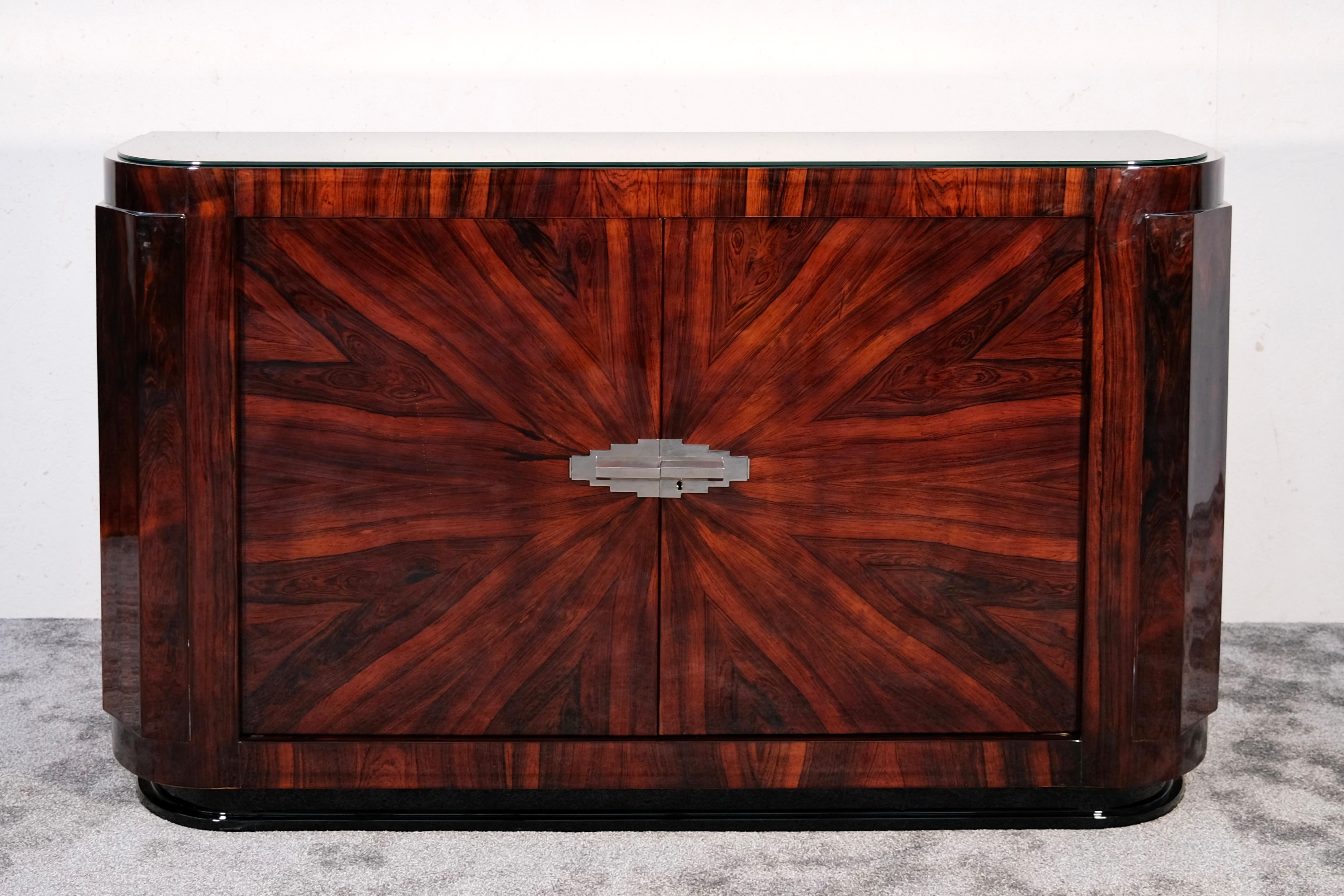 Questa originale credenza francese in stile Art Déco degli anni '30 è un vero e proprio pezzo forte, che unisce un'eleganza senza tempo alla migliore maestria artigianale. La sua impiallacciatura meticolosamente restaurata, rifinita con una