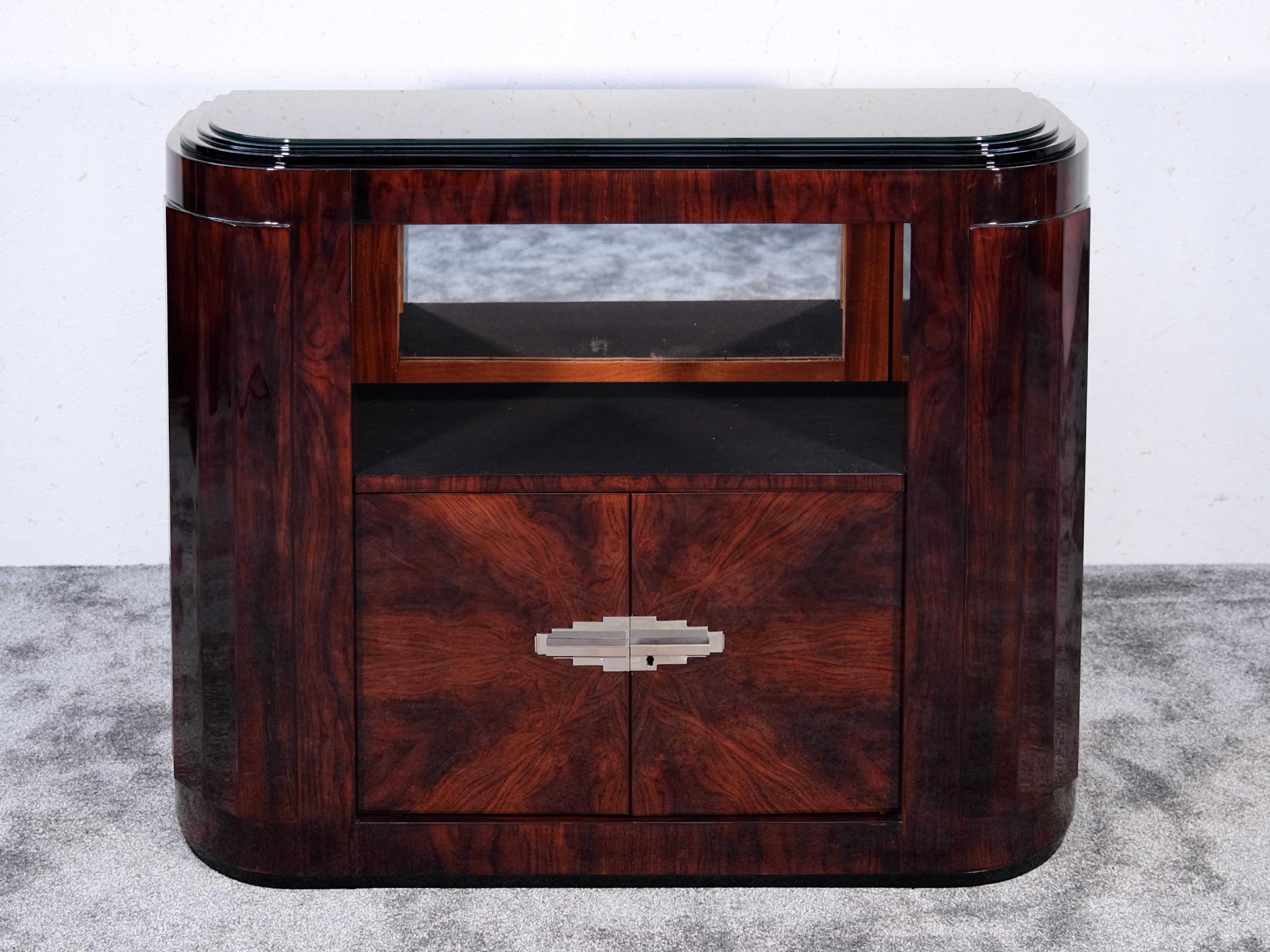 Questa originale credenza francese Art Déco degli anni '30 è una straordinaria fusione di funzionalità e design raffinato. Realizzato con una lussuosa impiallacciatura, le sue tonalità ricche e le sue venature drammatiche sono esaltate da