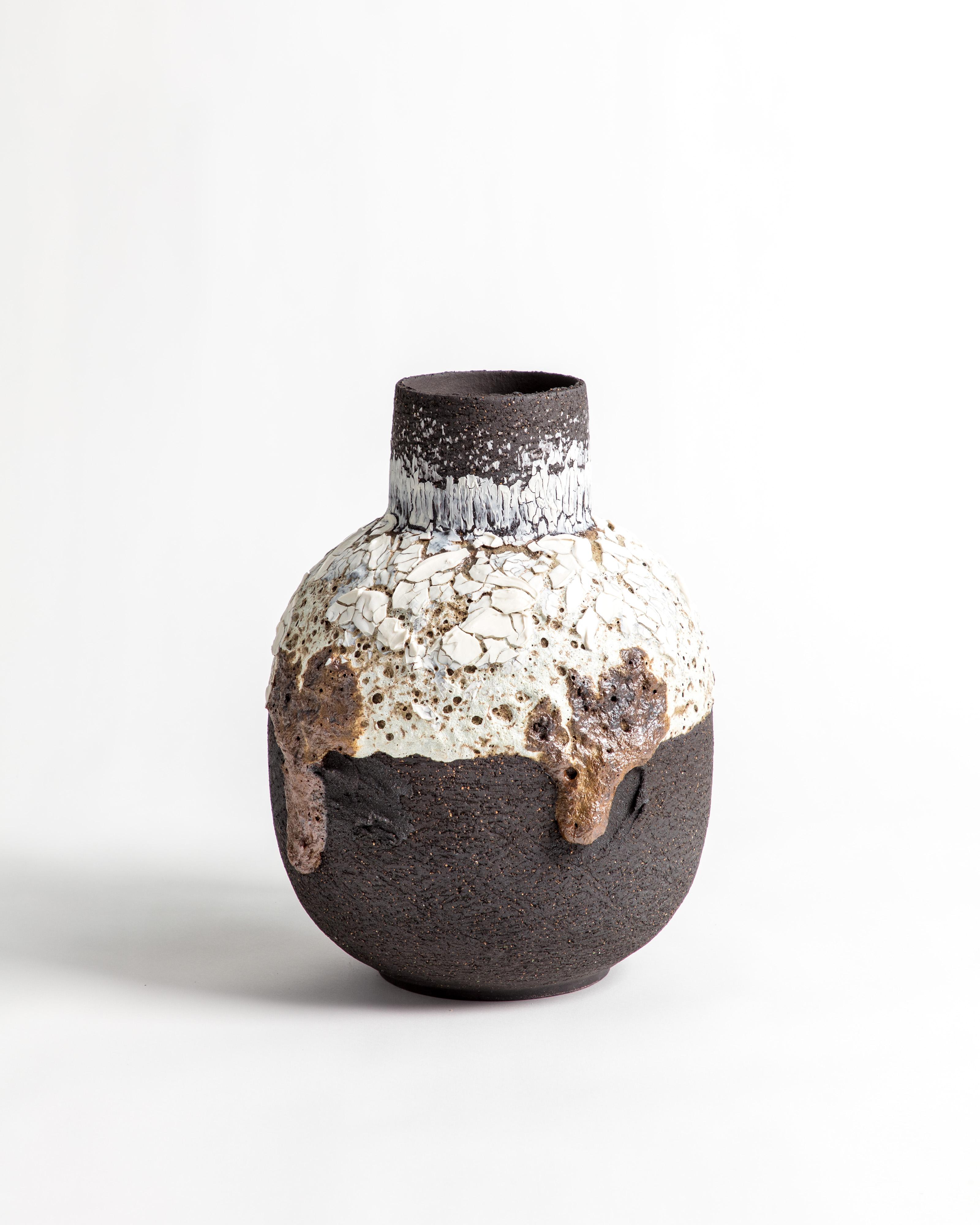 Un vaso vulcanico individuale arrotondato di colore nero, bianco e marrone con aggiunta di pietra lavica.

L'ispirazione per il pezzo viene dall'argilla stessa e dalle relazioni chimiche che lo smalto e la materia vulcanica creano. Viaggi in tutto