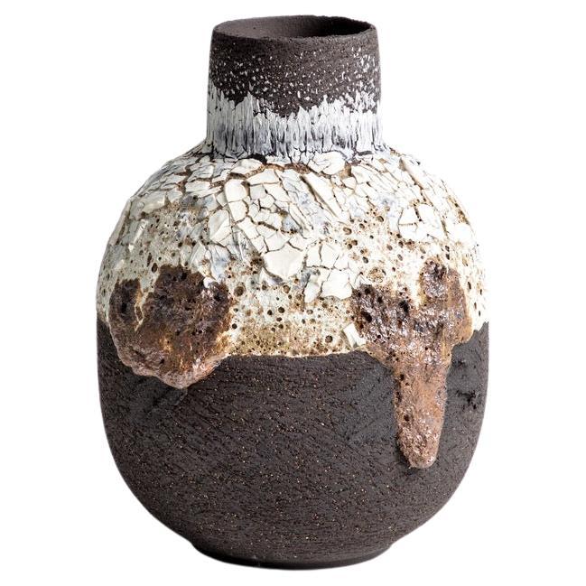 Vase volcanique arrondi noir, blanc et marron avec pierre de lave en vente