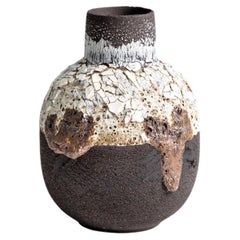 Vase volcanique arrondi noir, blanc et marron avec pierre de lave