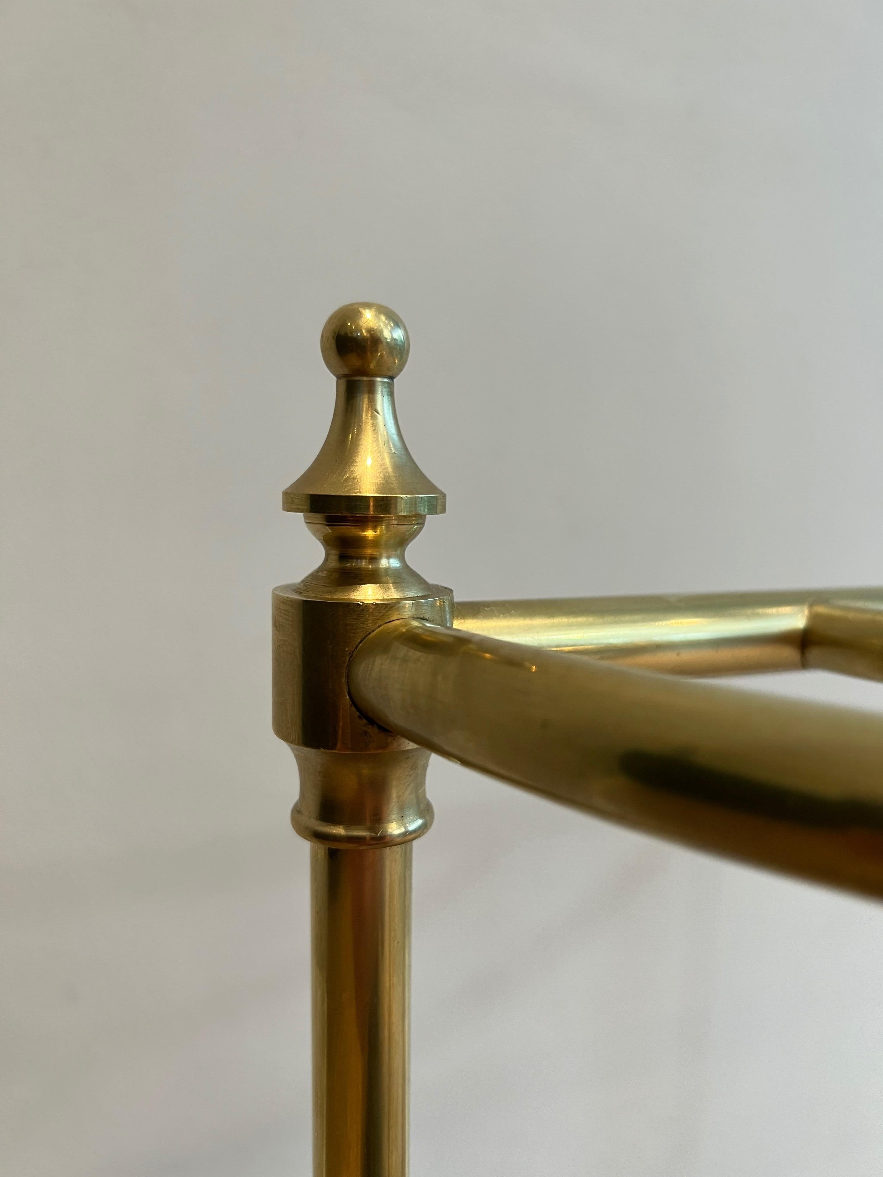 Rounded Brass Umbrella Stand In Good Condition For Sale In Marcq-en-Barœul, Hauts-de-France