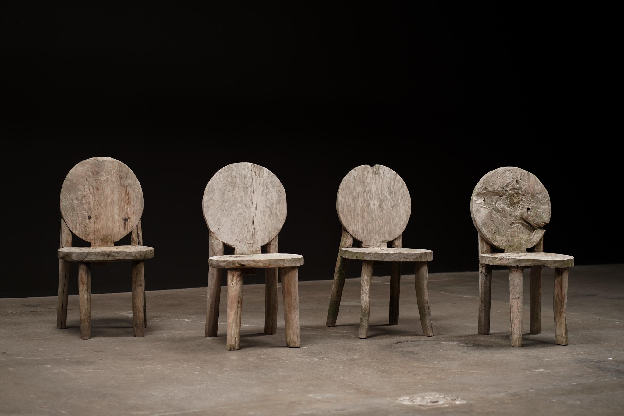 Queste sedie da pranzo arrotondate in legno intagliato sono caratterizzate da schienali scultorei e sedute comodamente sagomate, che offrono sia forma che funzionalità. Ogni pezzo è unico, con una ricca patina che aggiunge profondità, carattere e