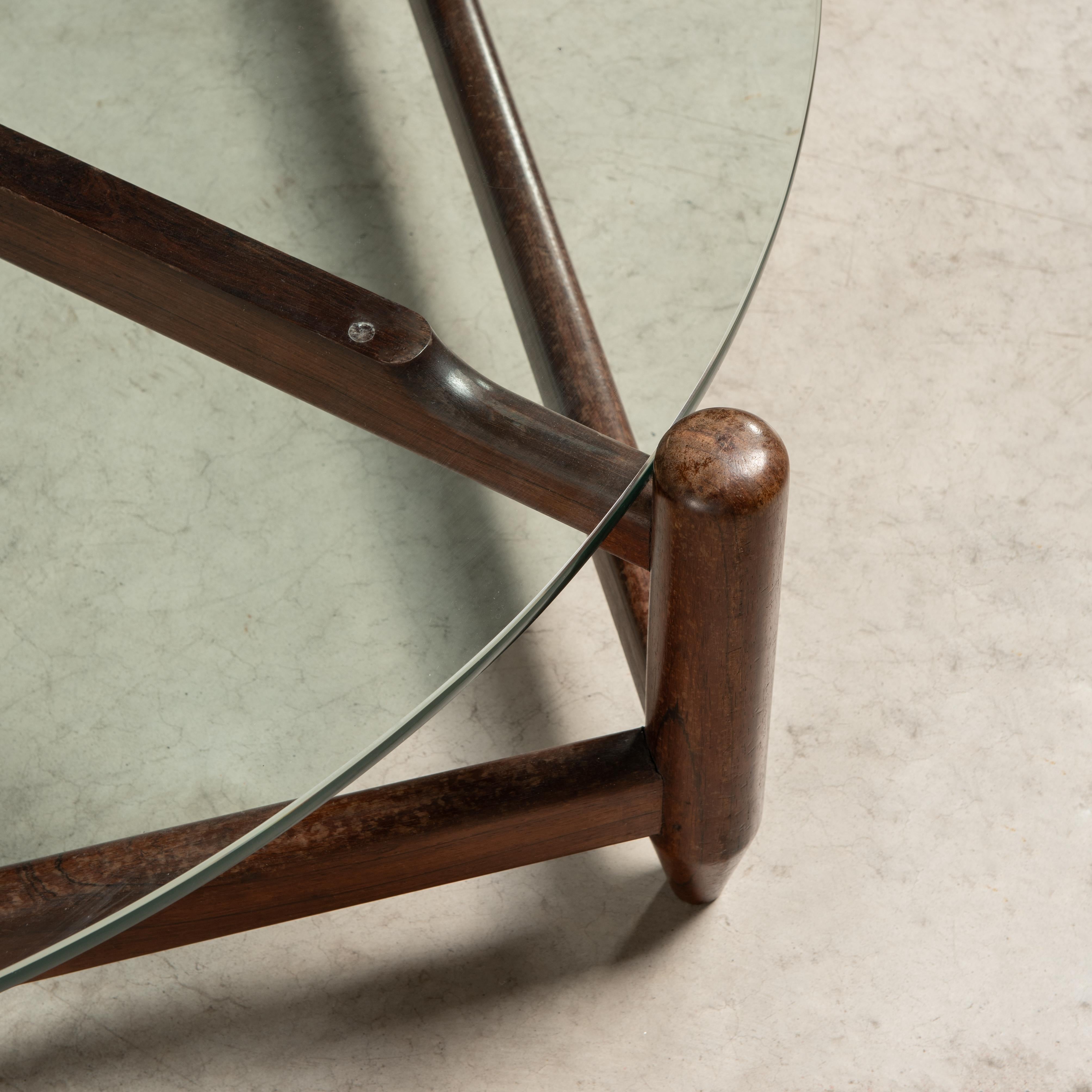 Rounded Coffee Table in Solid Hardwood and Glass, Brazilian Mid-Century Modern In Good Condition For Sale In Sao Paulo, SP