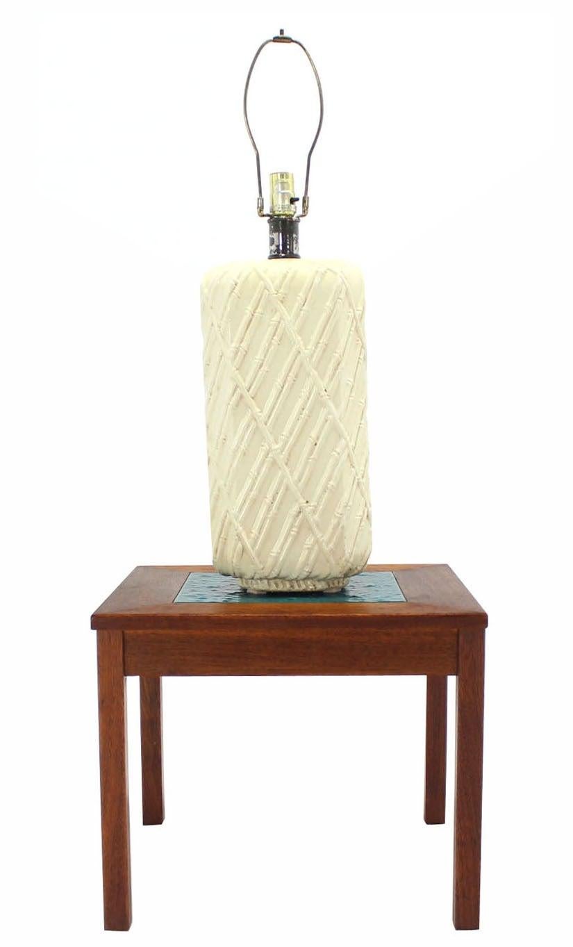 Rounded Corners Pedestal Shape White Faux Bamboo Decorated Pattern Table Lamp MINT!