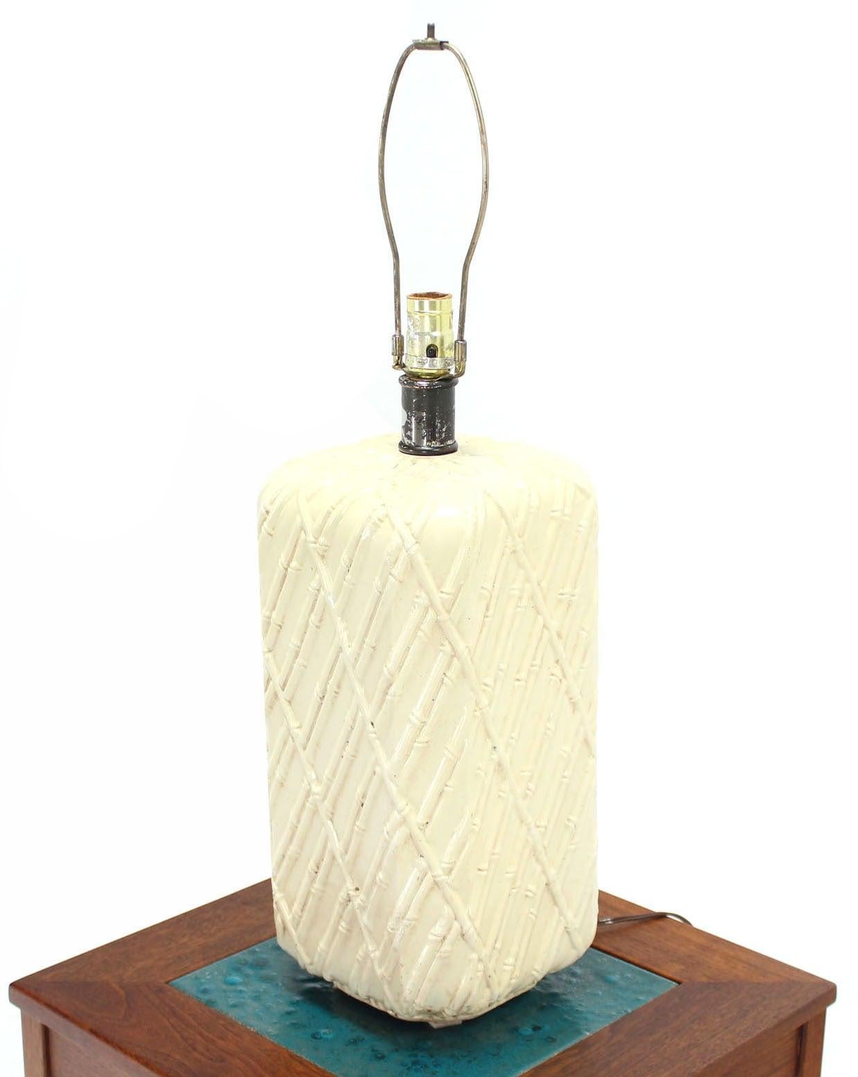 Rounded Corners Pedestal Shape White Faux Bamboo Decorated Pattern Table Lamp  In Excellent Condition For Sale In Rockaway, NJ