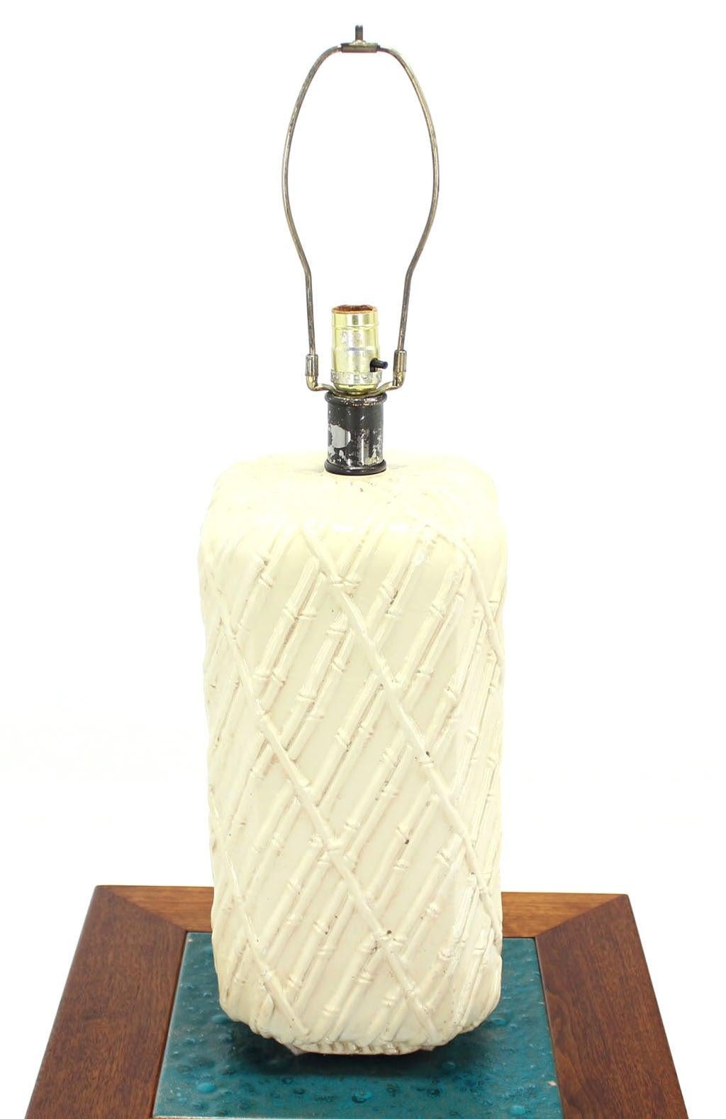 20th Century Rounded Corners Pedestal Shape White Faux Bamboo Decorated Pattern Table Lamp  For Sale