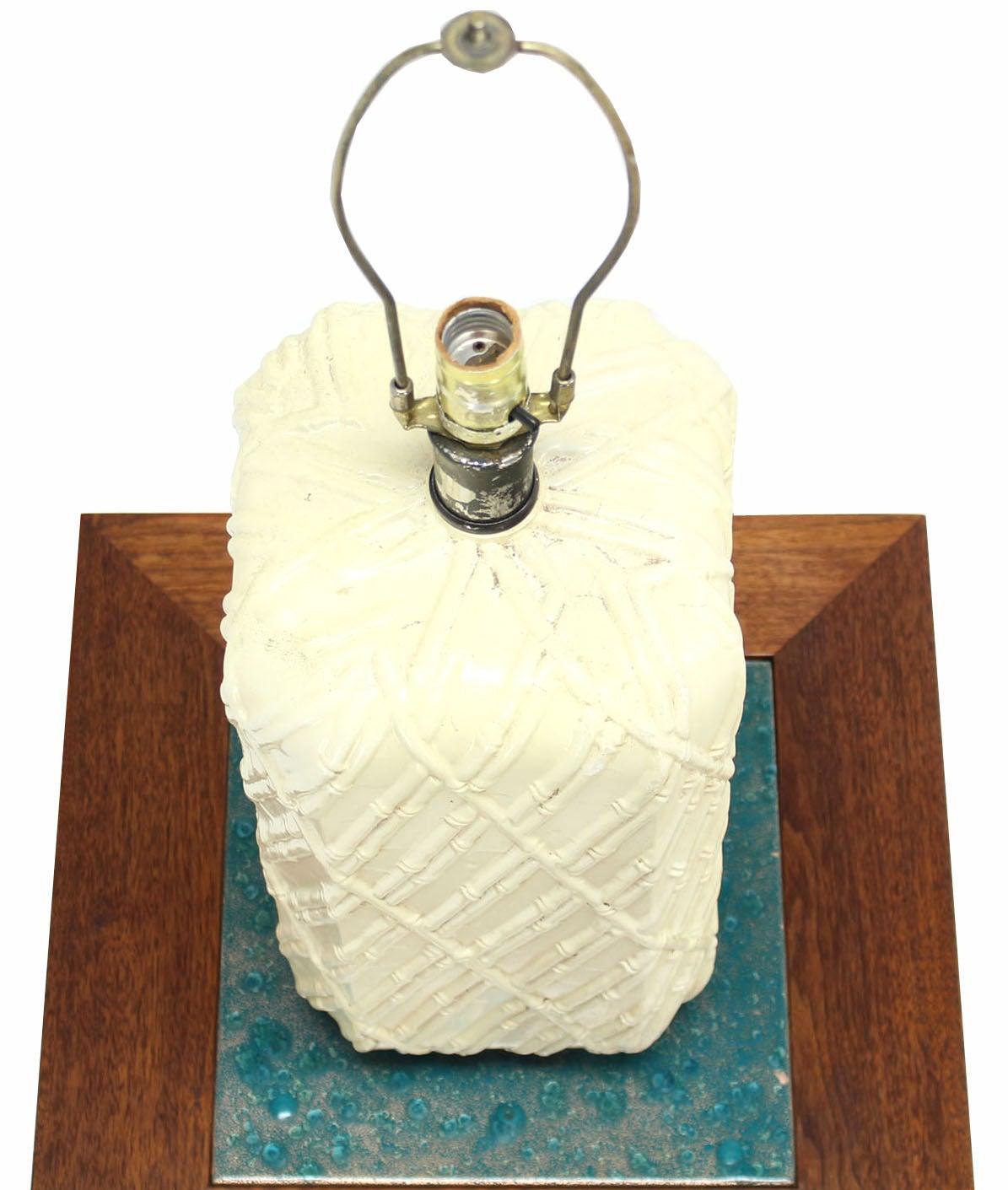 Céramique Lampe de bureau aux coins arrondis, en forme de piédestal, décorée de faux bambou blanc  en vente