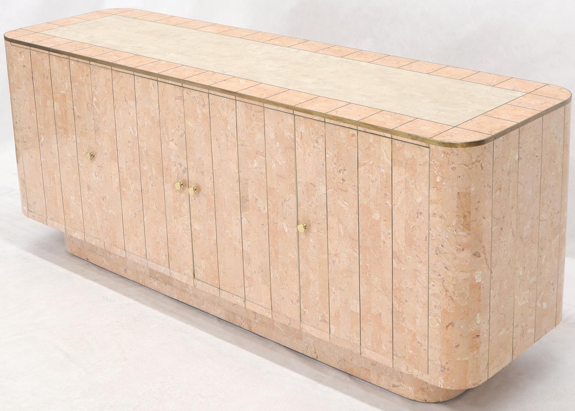 Grand meuble crédence en placage de bois rouge et blanc cassé avec incrustation de laiton, de style moderne du milieu du siècle. Cabinet à l'état et au savoir-faire exceptionnels. Attribué à Maitland Smith.