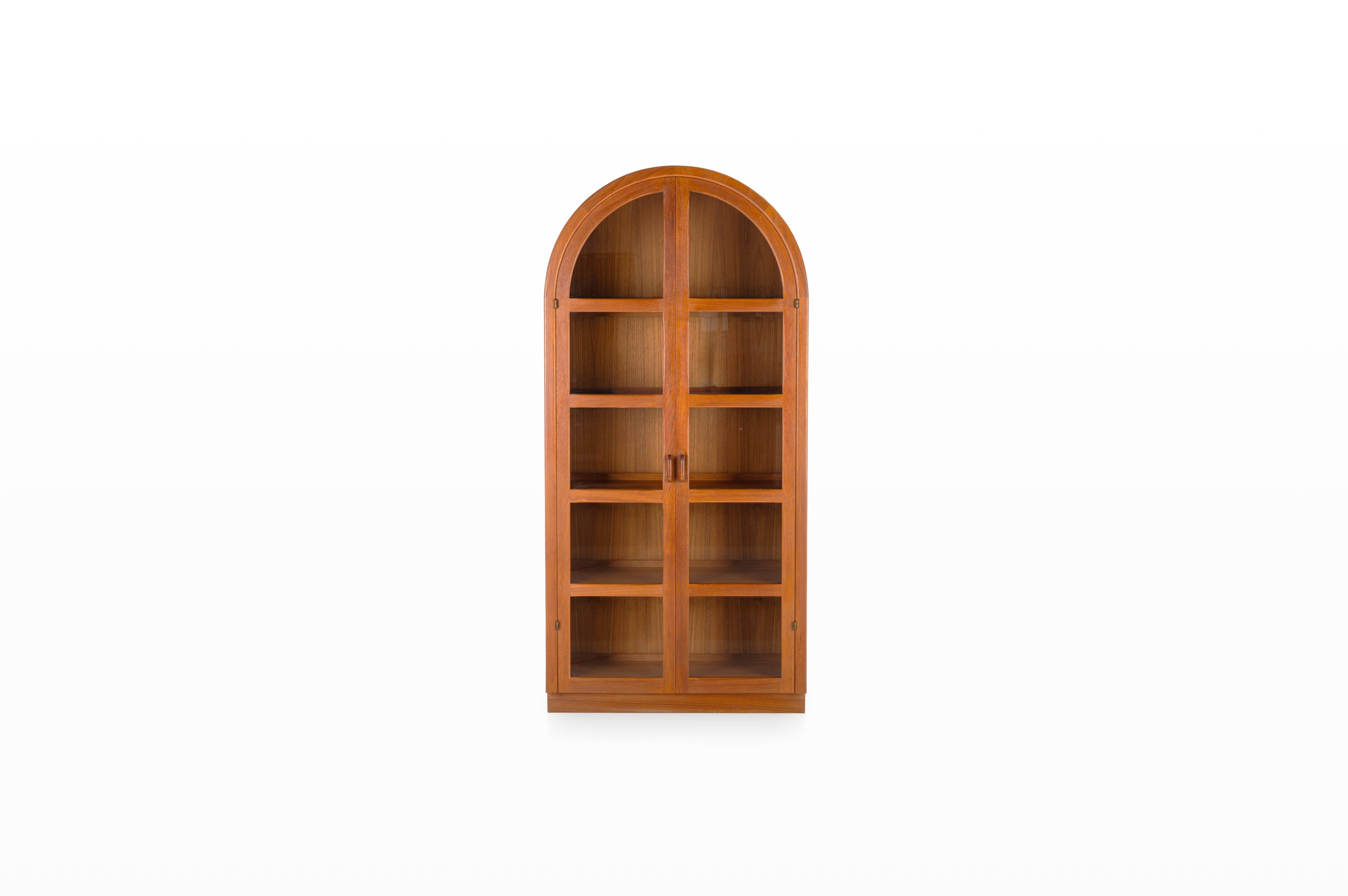 Scandinavian Modern Rounded Display Cabinet in Teak, 1960s