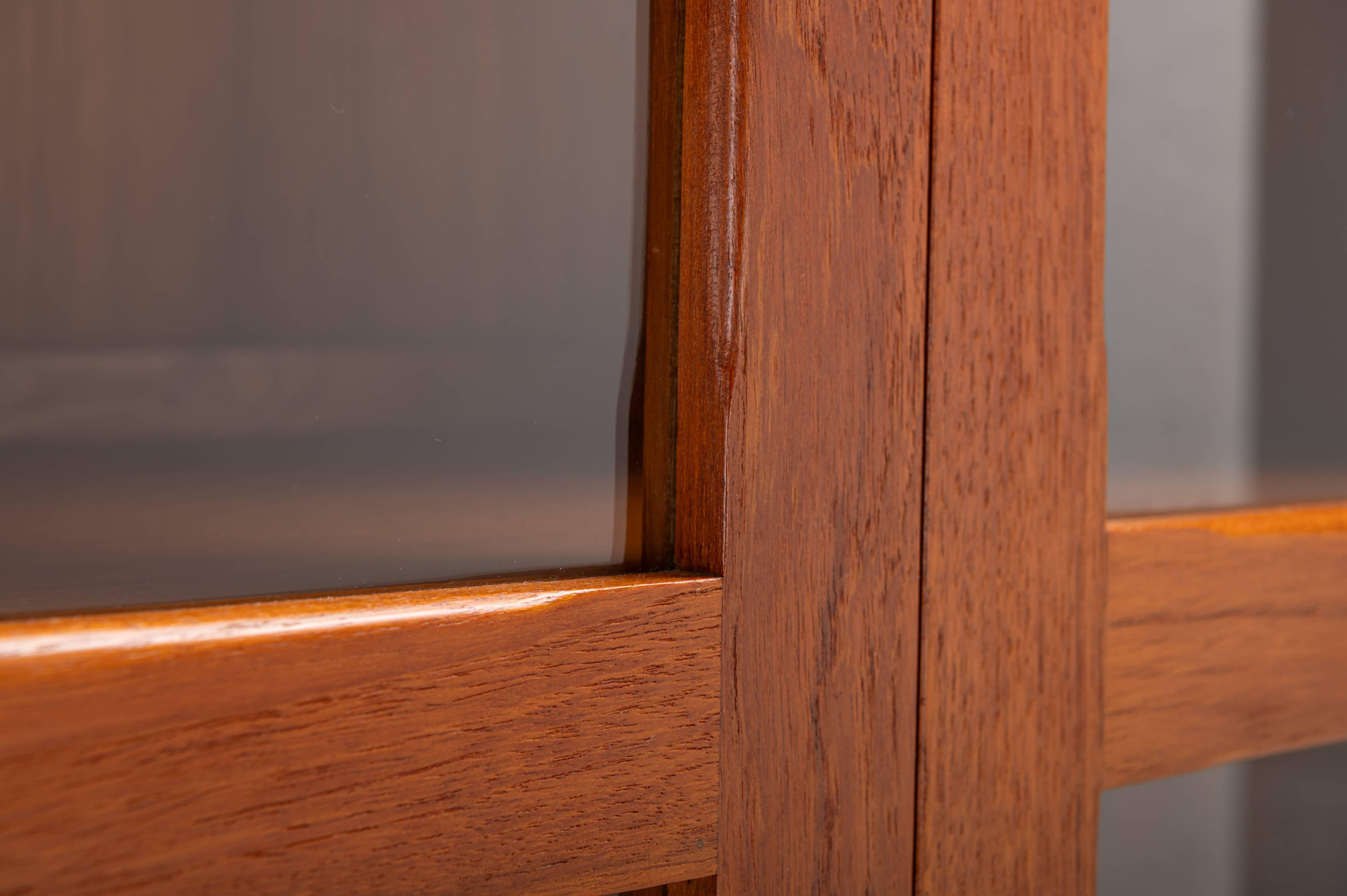Rounded Display Cabinet in Teak, 1960s In Good Condition In Ranst, VAN