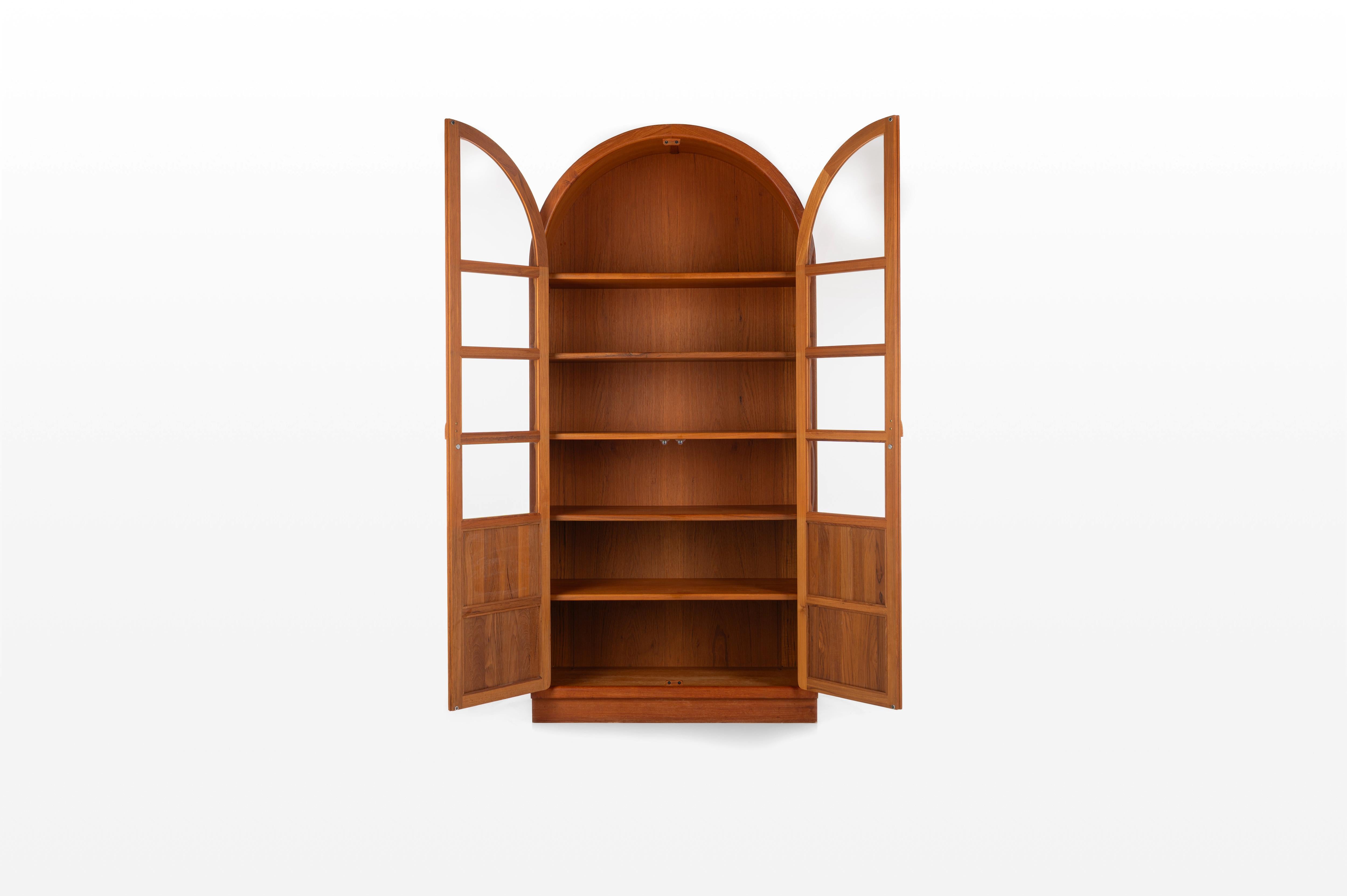 Impressive Danish vintage display cabinet in teak. The cabinet is rounded at the top, has two doors and five shelves and two cute handles. The cabinet is in excellent condition.

Dimensions:
W: 90 cm
D: 45 cm
H: 188 cm