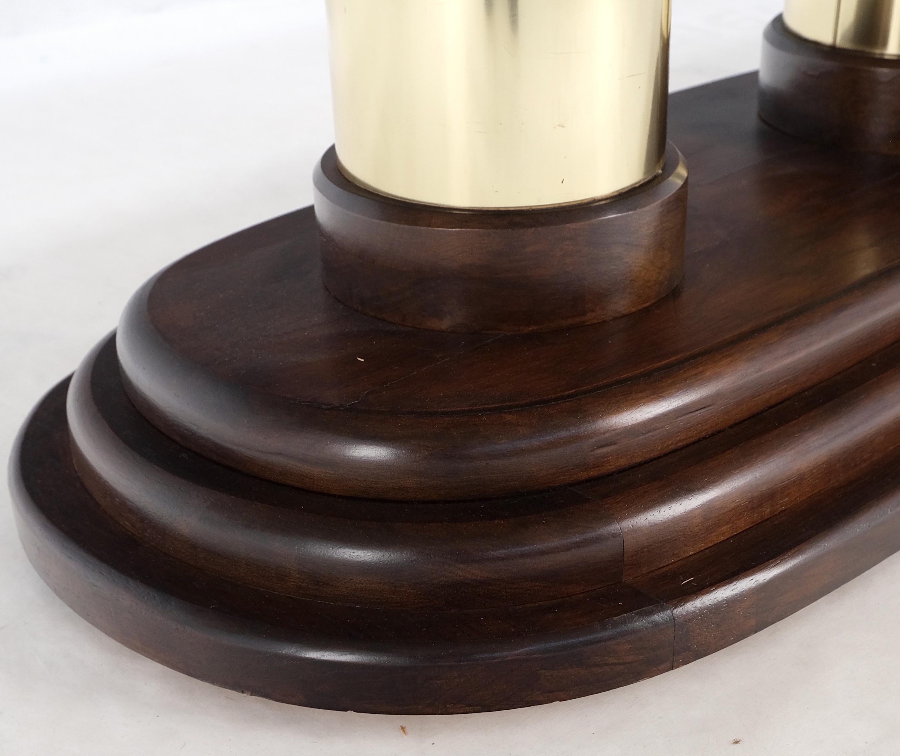 Laiton Table de conférence à bord arrondi avec dessus en marbre et base à piédestal en laiton MINT ! en vente