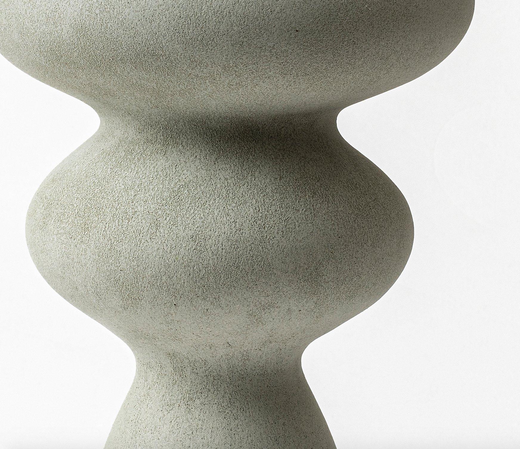 Vaso grigio arrotondato, Turi Heisselberg Pedersen In condizioni Nuovo in vendita a New York, NY