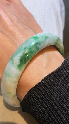 Runder grüner und weißer Jade-Armreif, 65,3gr. 15 mm breit, 21 cm Durchmesser.