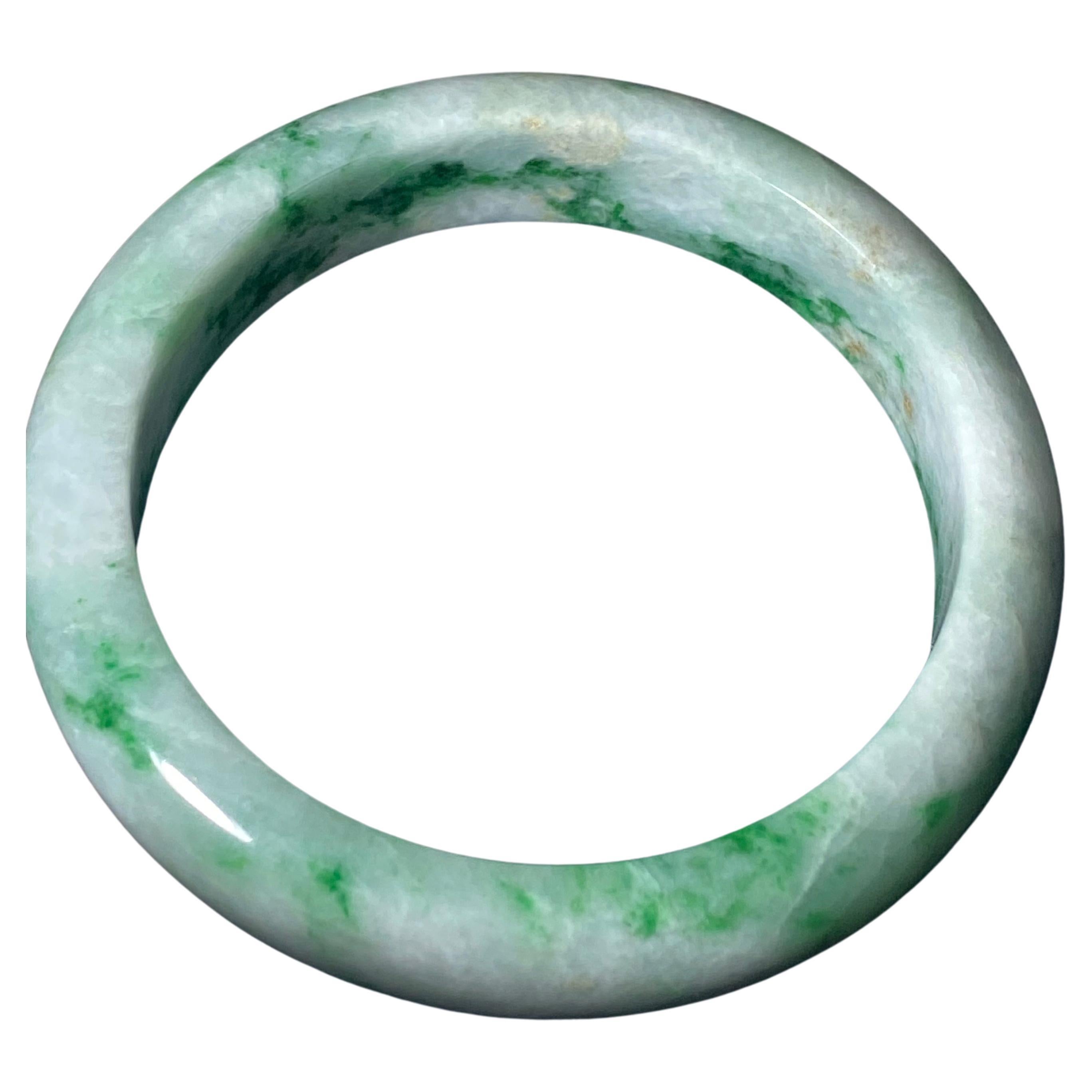 Bracelet jonc arrondi en jade vert et blanc, 65,3 g, 15 mm de large, 21 cm de circonférence.