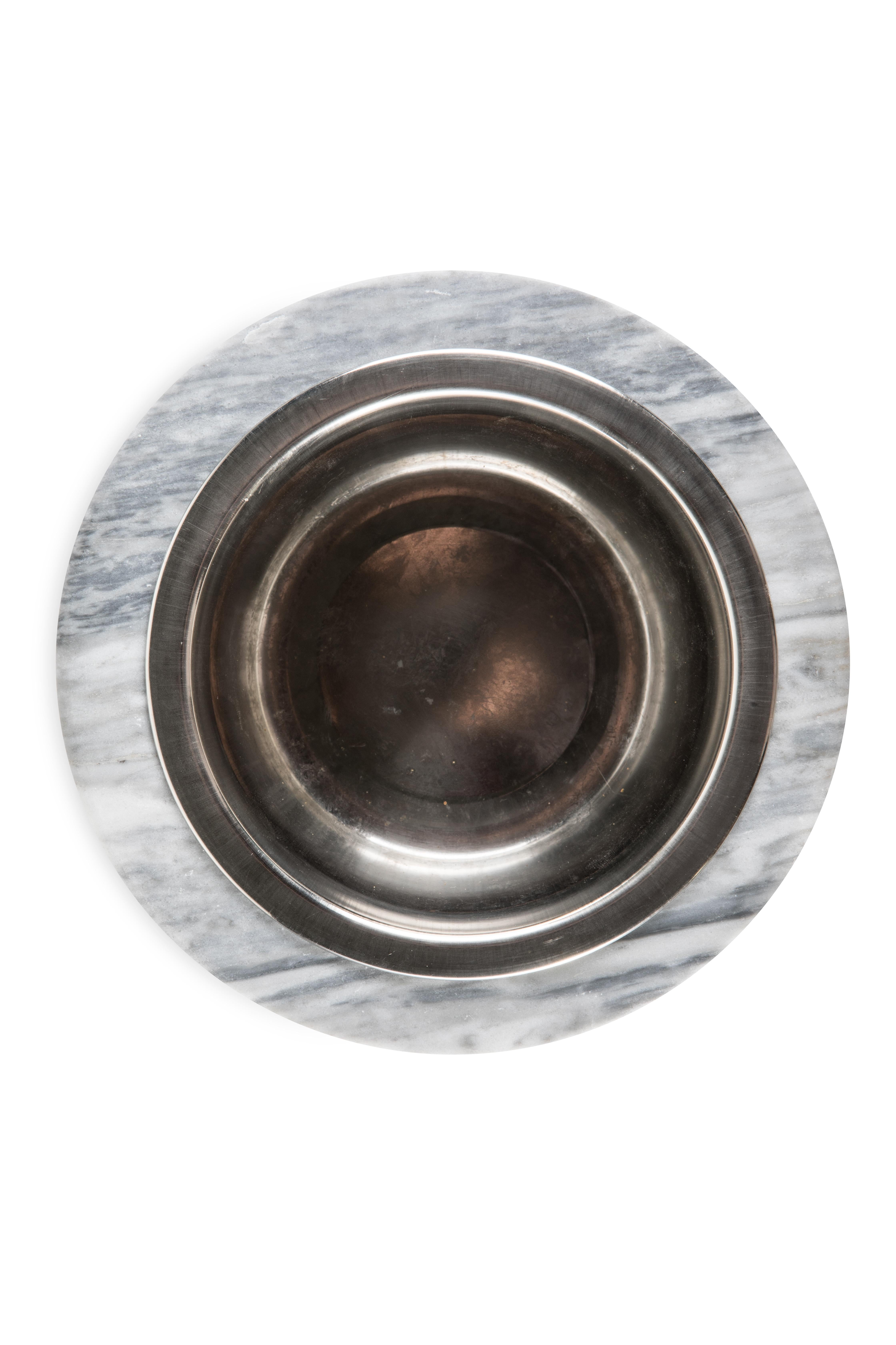 Rounded grey Bardiglio marble bowl for cats and dogs with removable stainless steel bowl, made in Italy, Carrara. Size medium.
Each piece is in a way unique (every marble block is different in veins and shades) and handmade by Italian artisans