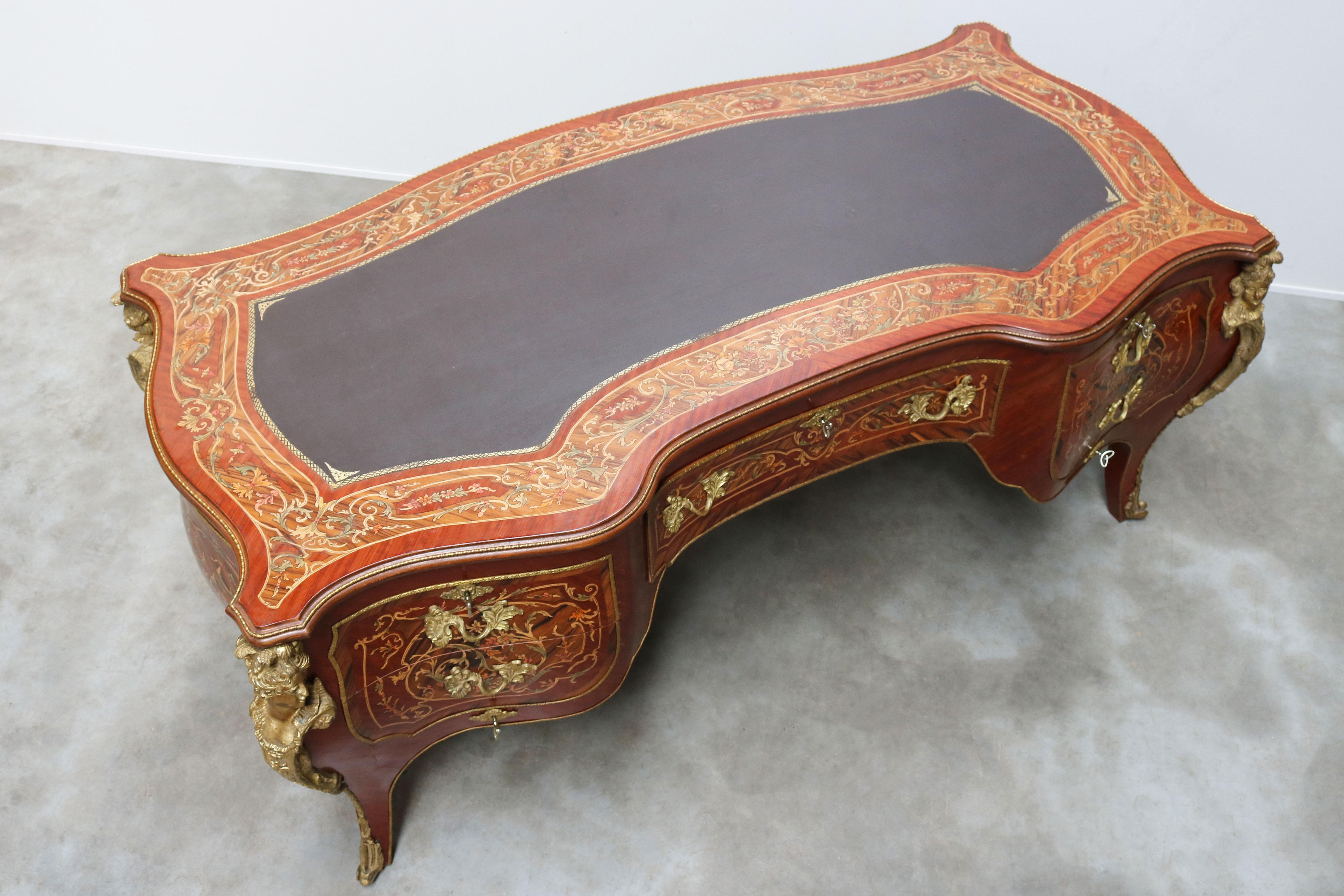 Rounded Italian Executive Desk in Louis XV Style Marquetry Bronze 1950 Inlaid For Sale 5